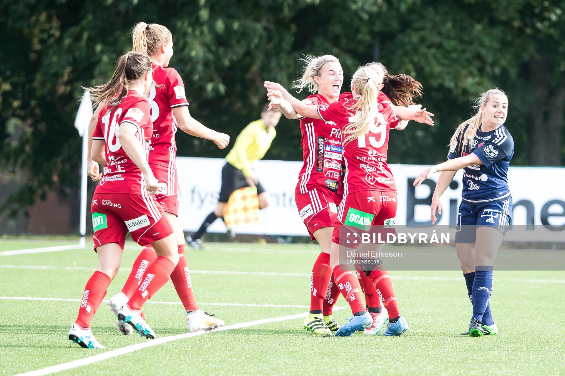 Piteås spelare jublar efter 0-1 i fotbollsmatchen i  damallsvenskan mellan Kvarnsveden och Piteå den 25 september 2016 i Borlänge.