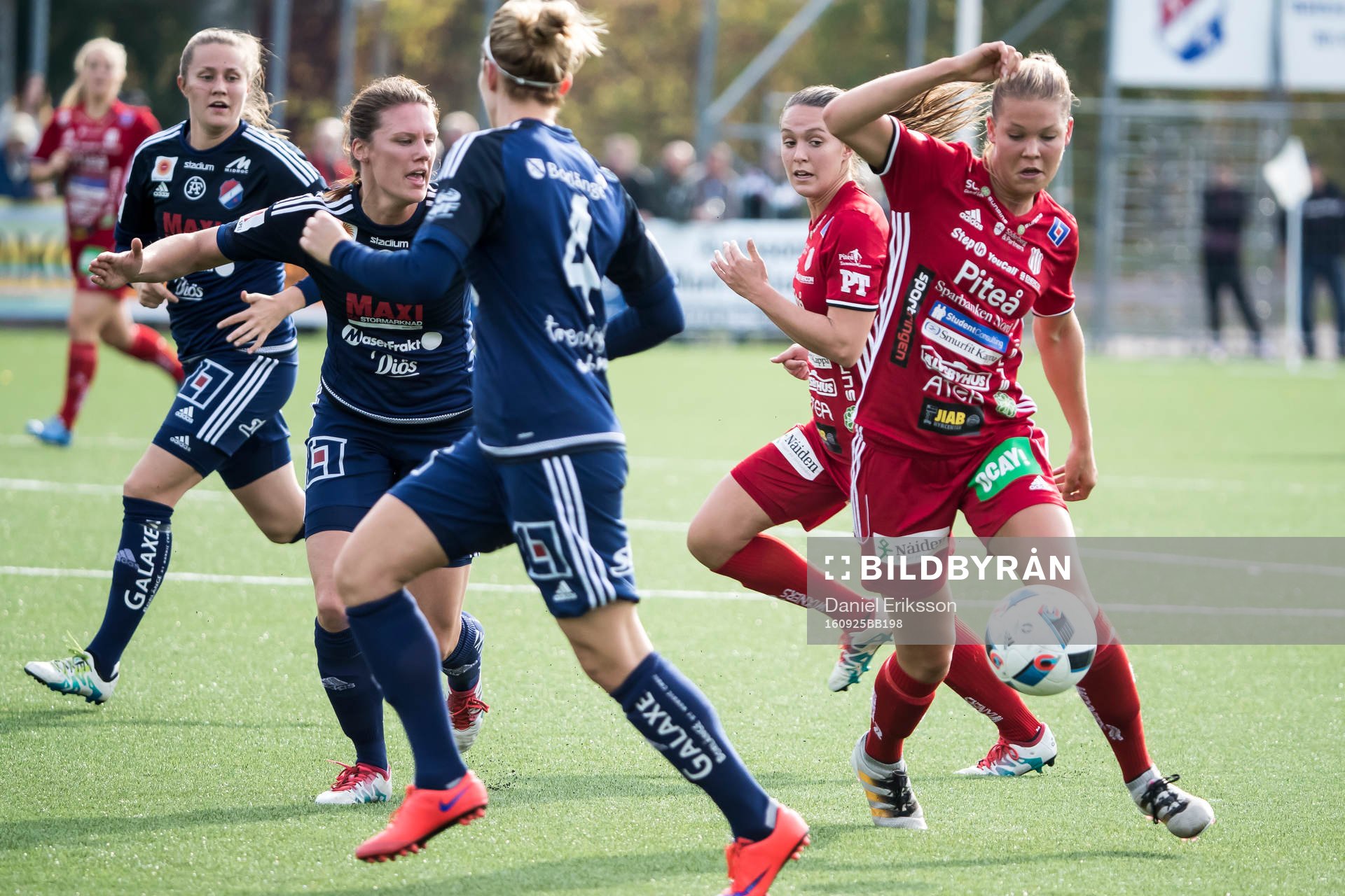 Kamp om bollen i fotbollsmatchen i  damallsvenskan mellan