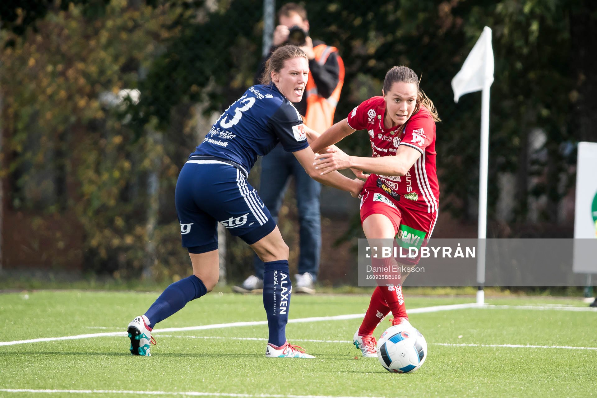Kamp om bollen i fotbollsmatchen i  damallsvenskan mellan
