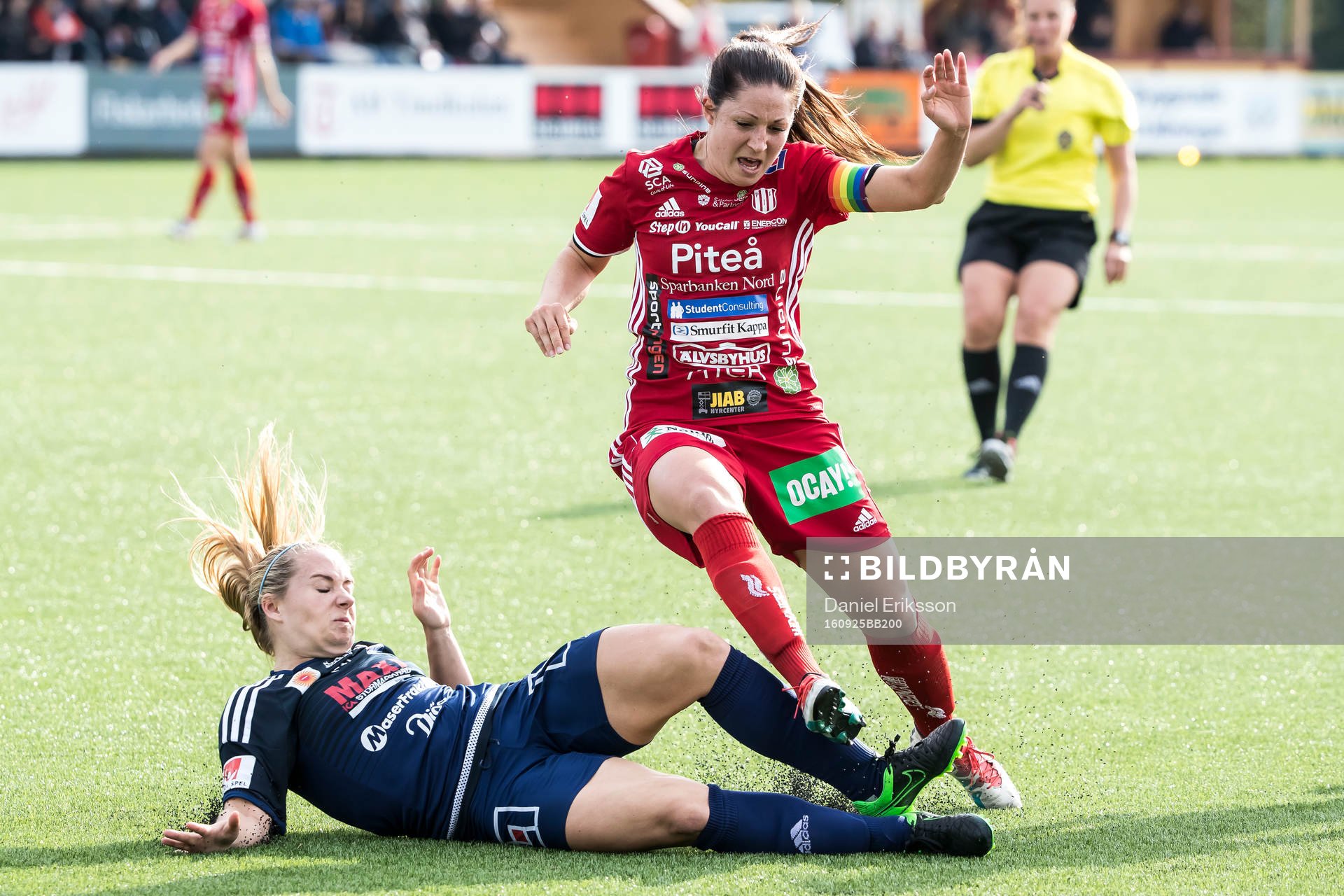 Kvarnsvedens Meghan Toohey i kamp om bollen med Piteås
