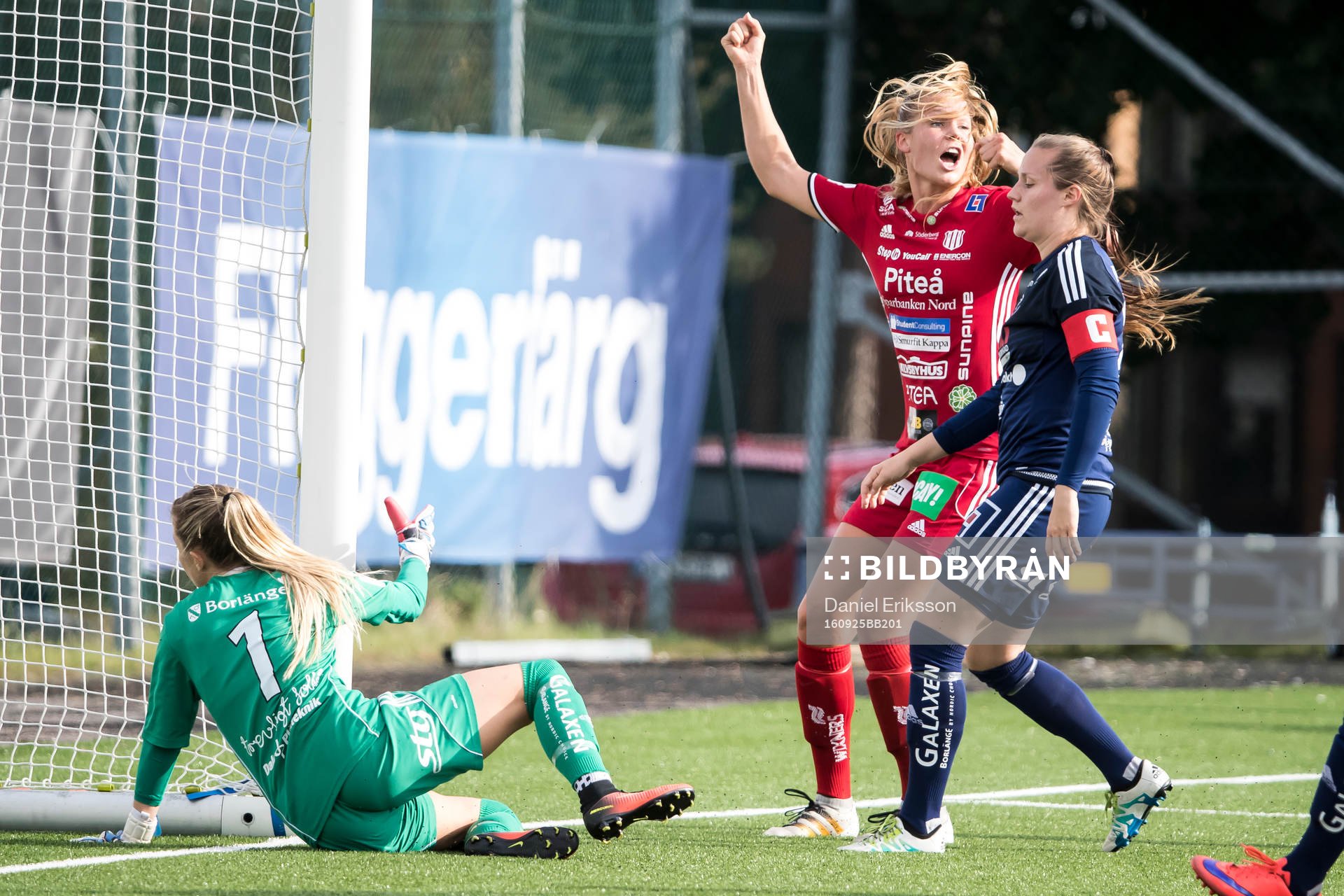 Piteås Nina Jakobsson jublar efter att ha gjort 0-2bakom Kvarnsvedens Adelaide Gay i fotbollsmatchen i damallsvenskan mellan Kvarnsveden och Piteå den 25 september 2016 i Borlänge.