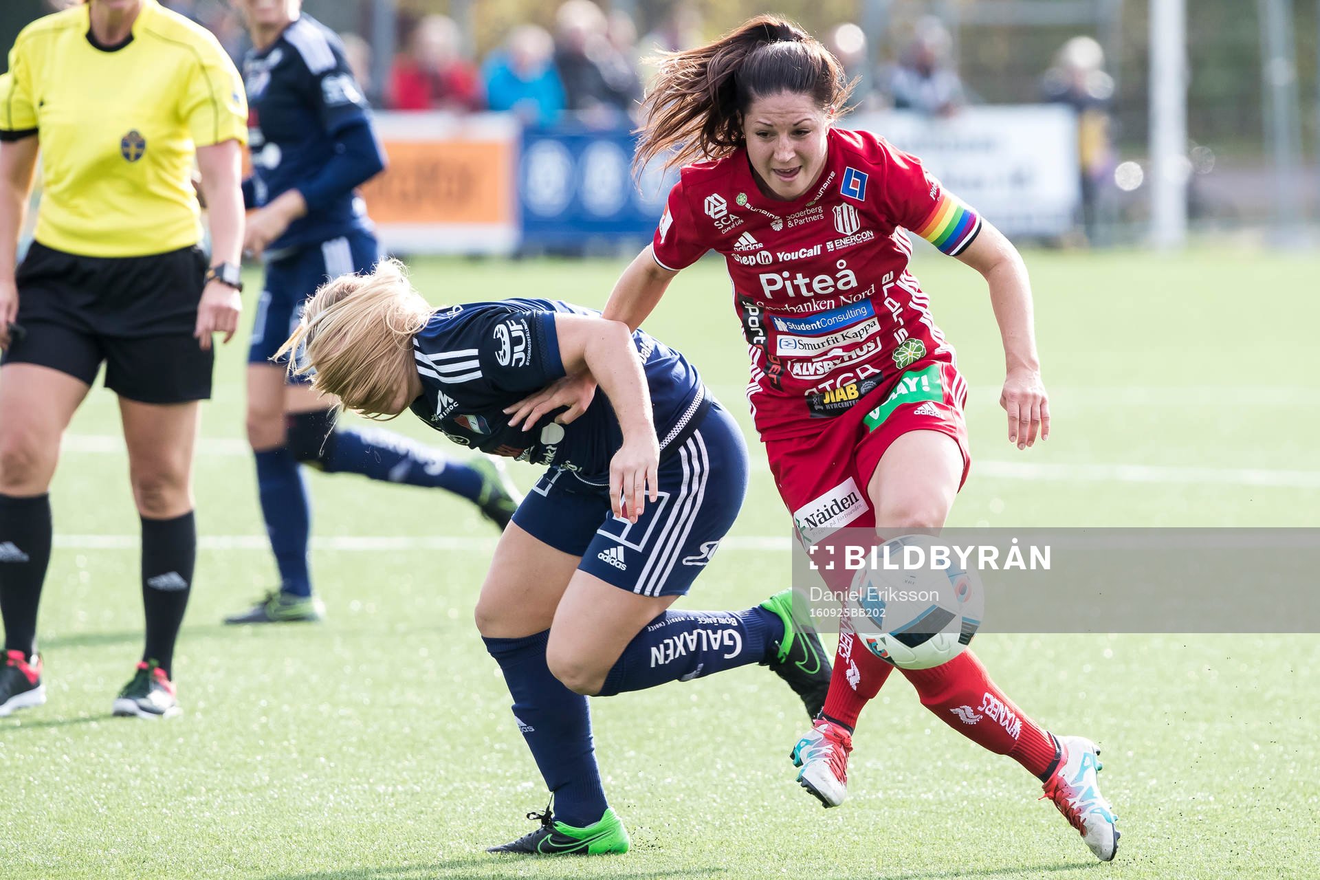 Kvarnsvedens Meghan Toohey i kamp om bollen med Piteås
