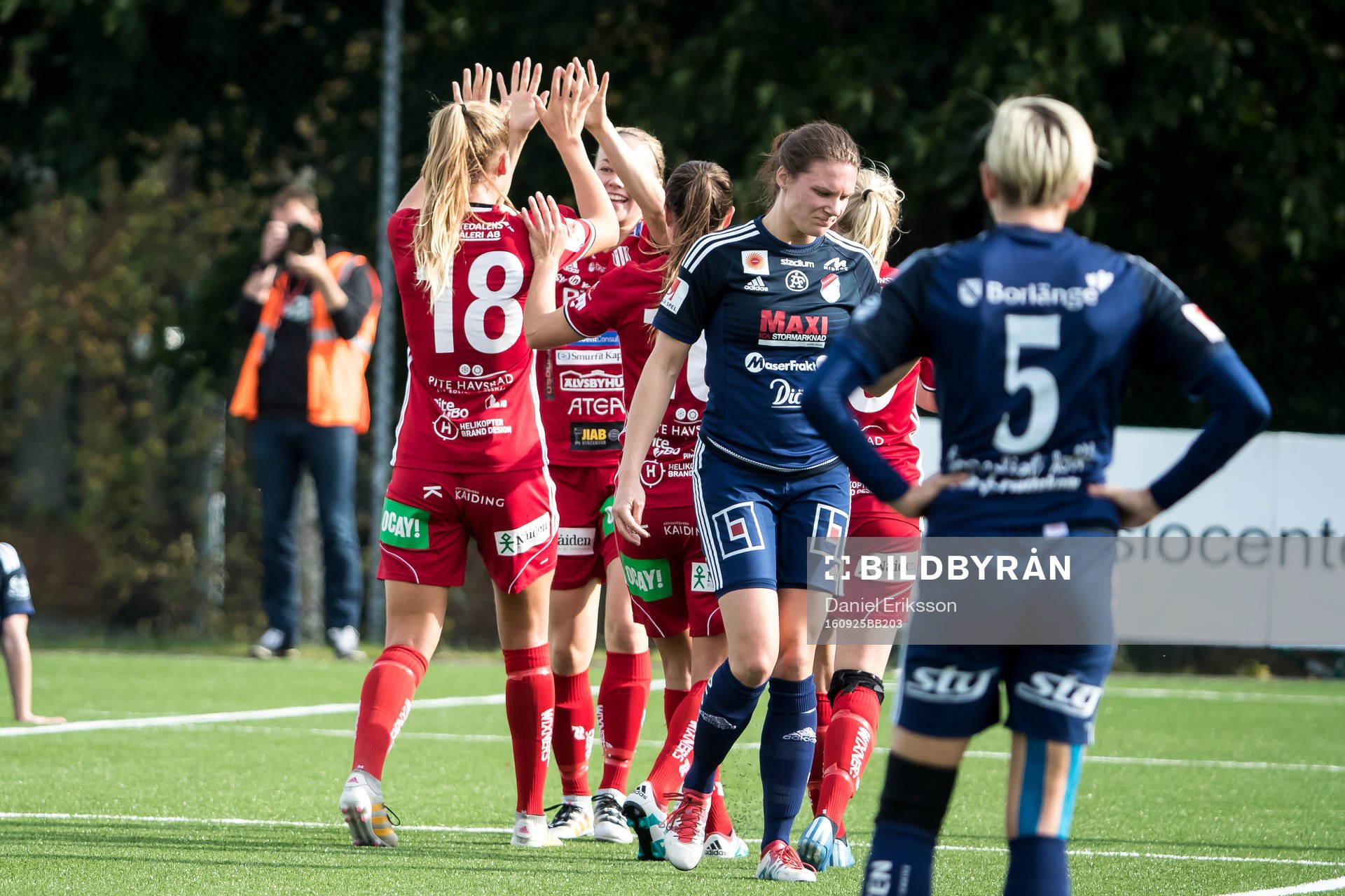 Piteås Nina Jakobsson jublar efter att ha gjort 0-2bakom Kvarnsvedens Adelaide Gay i fotbollsmatchen i damallsvenskan mellan Kvarnsveden och Piteå den 25 september 2016 i Borlänge.