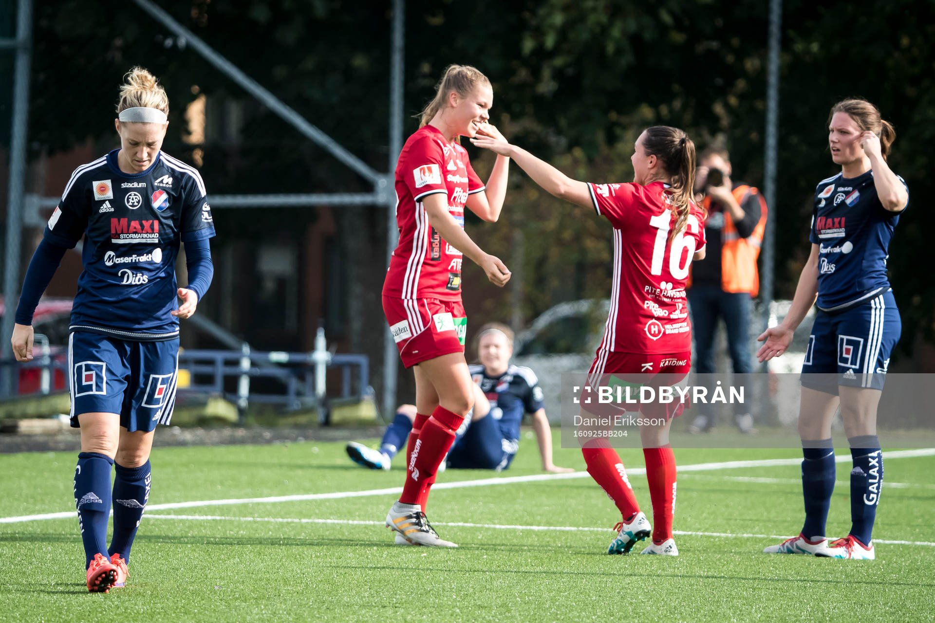 Piteås Nina Jakobsson och Felicia Karlsson jublar