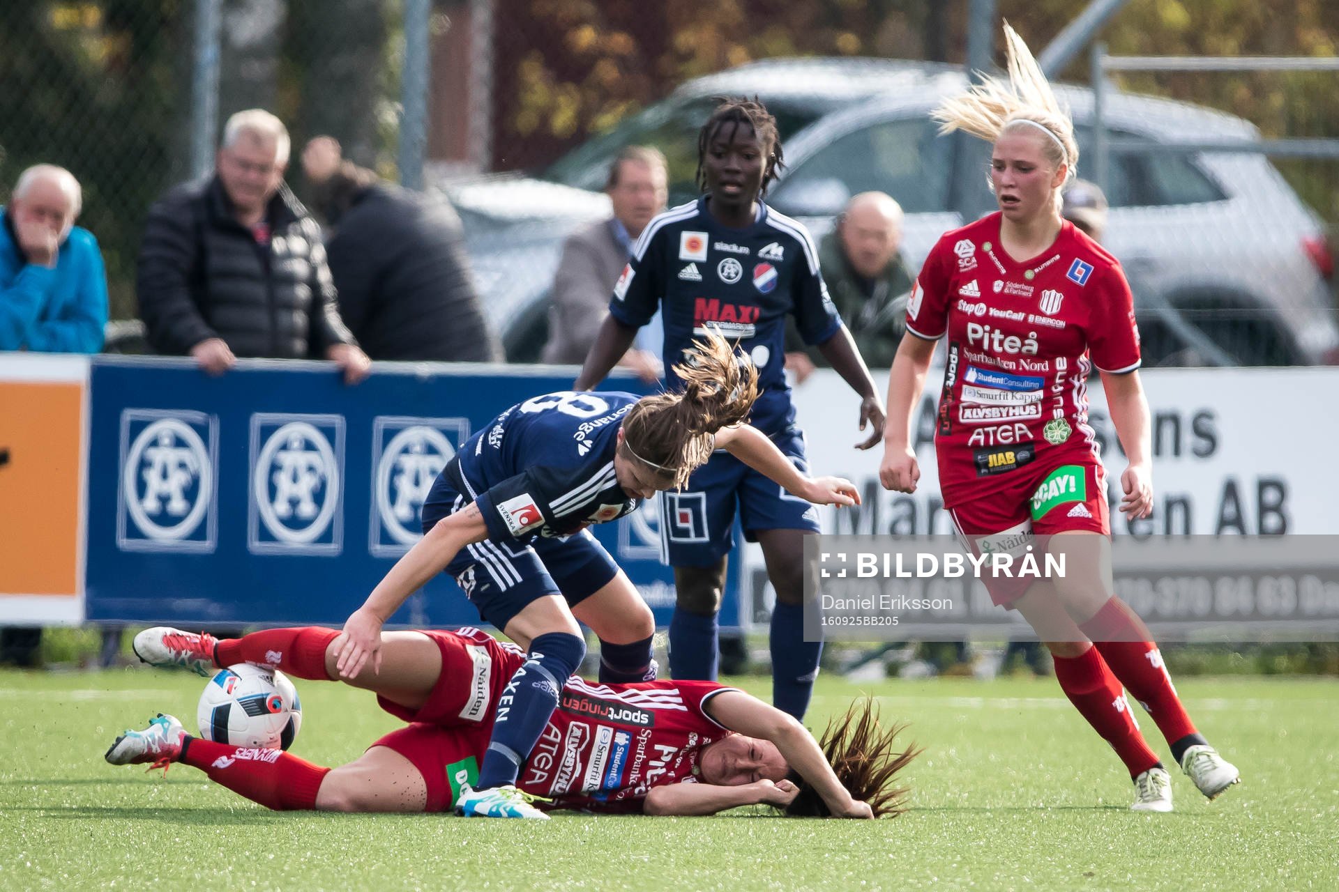 Kamp om bollen i fotbollsmatchen i  damallsvenskan mellan