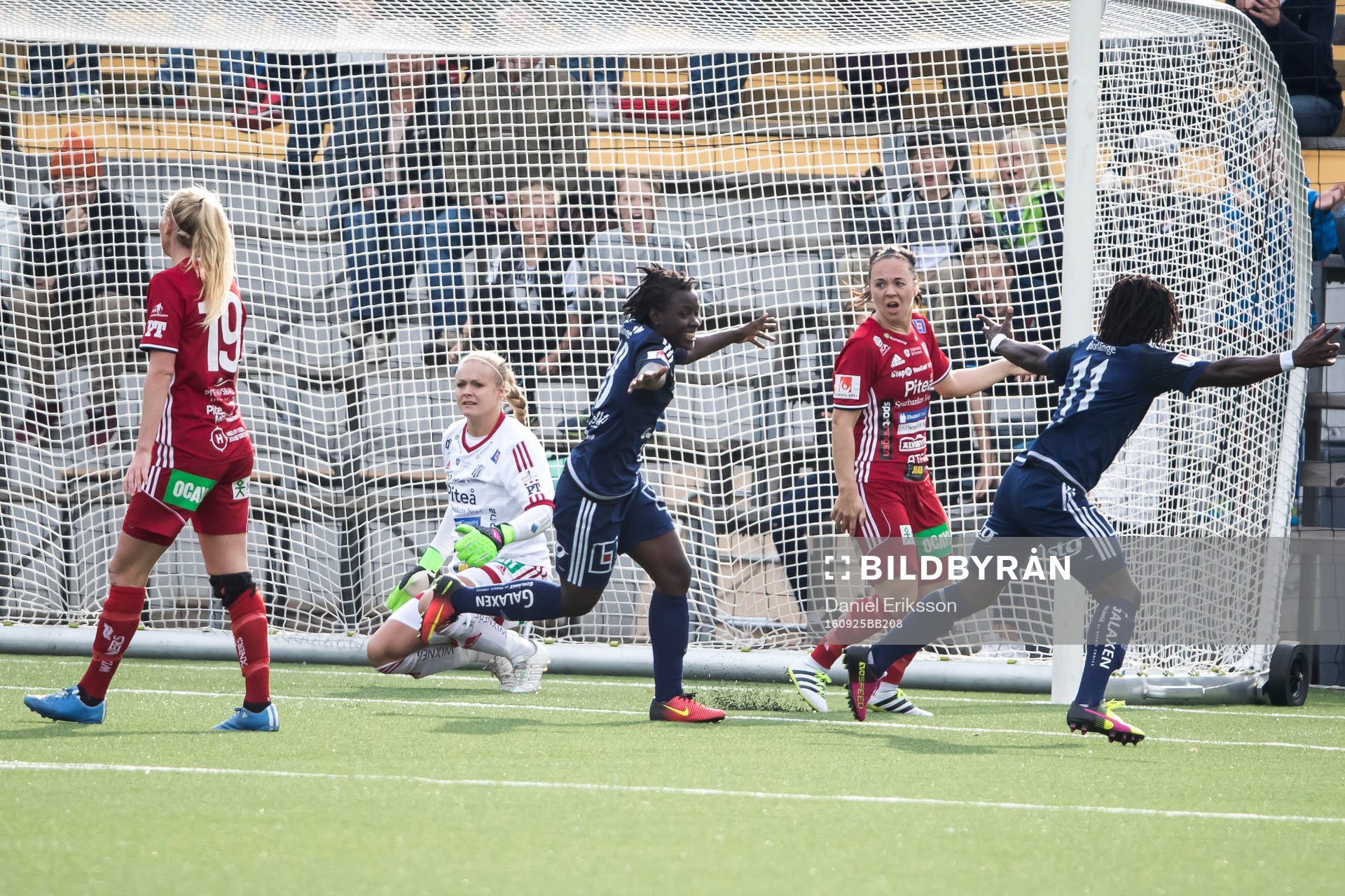 Kvarnsvedens Elizabeth Addo och Tabitha Chawinga jublar efter kvittering 2-2 i fotbollsmatchen i damallsvenskan mellan Kvarnsveden och Piteå den 25 september 2016 i Borlänge.