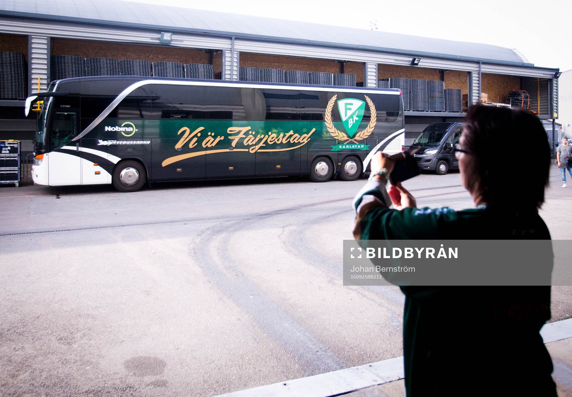 Färjestadssupporter tar kort på Färjestads spelarbuss