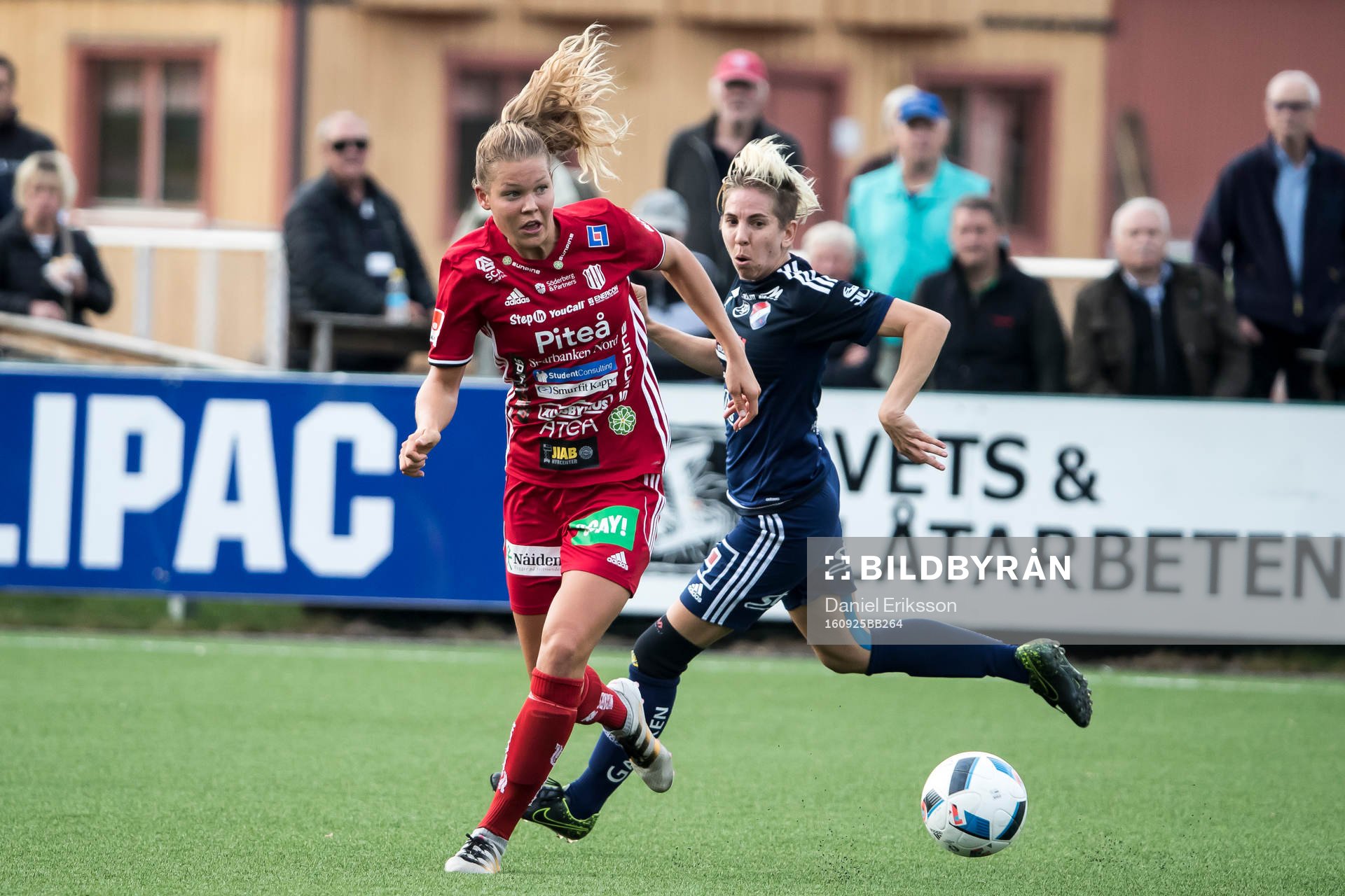 Kamp om bollen i fotbollsmatchen i  damallsvenskan mellan