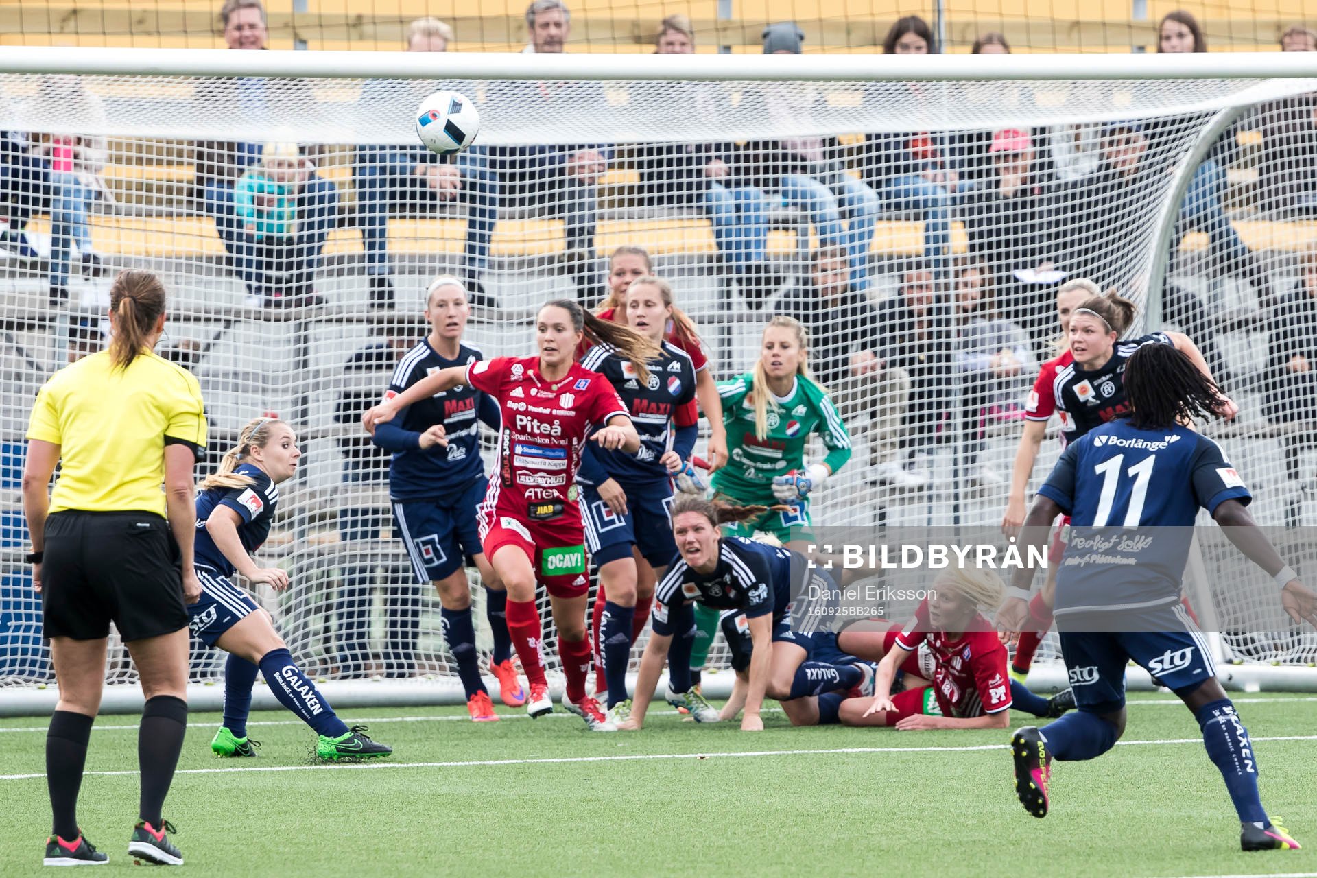 Chans framför Kvarnsvedens mål i fotbollsmatchen i