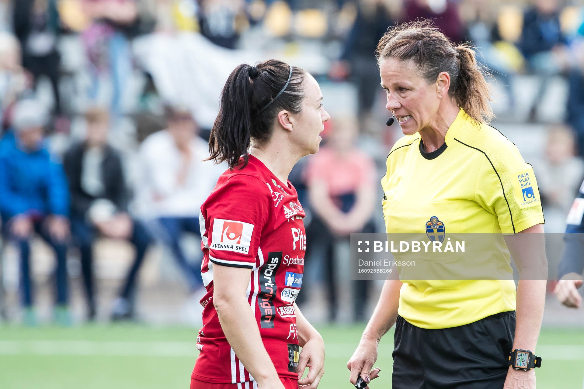 Piteås June Pedersen i samtal med domare Annika Andric i