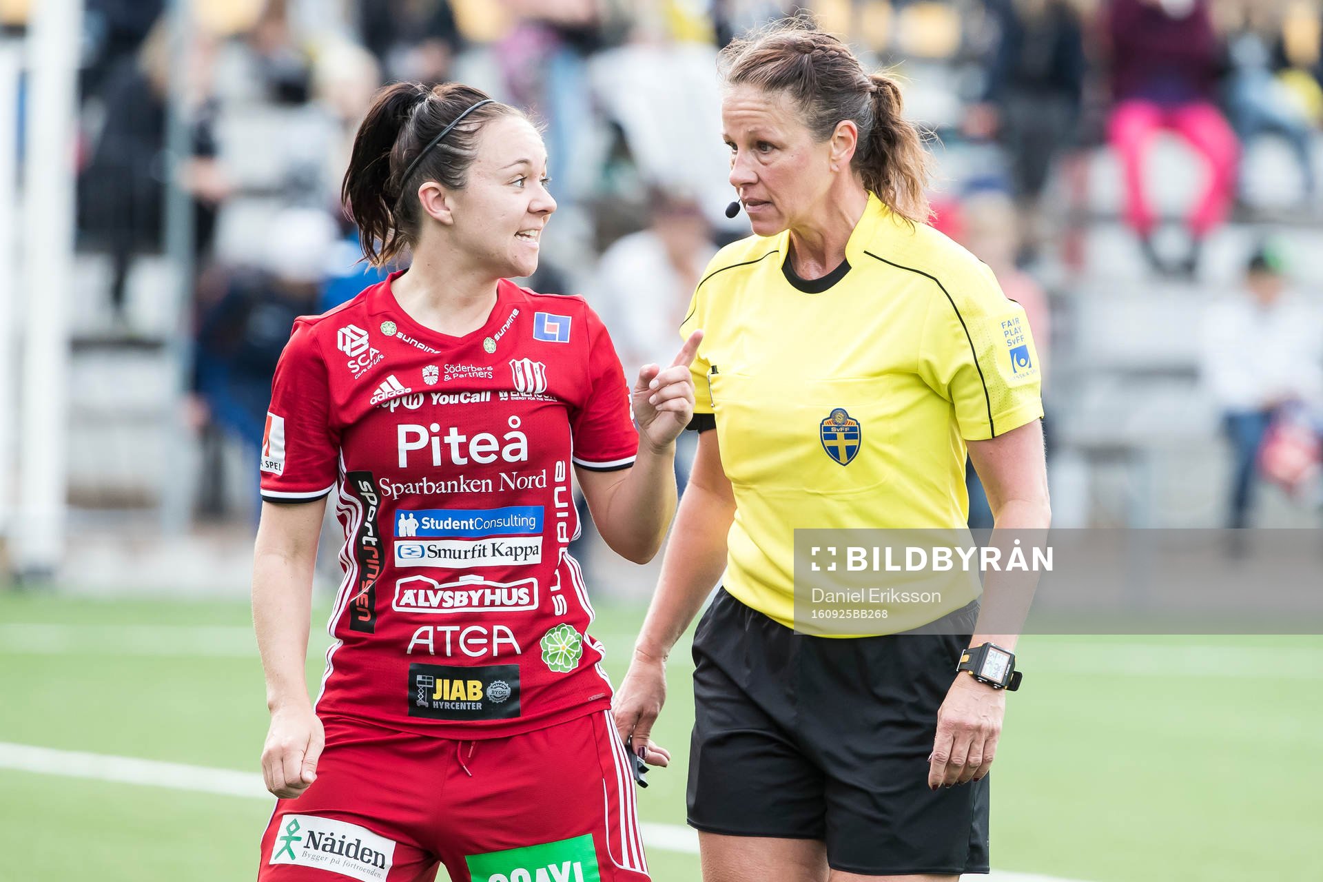 Piteås June Pedersen i samtal med domare Annika Andric i