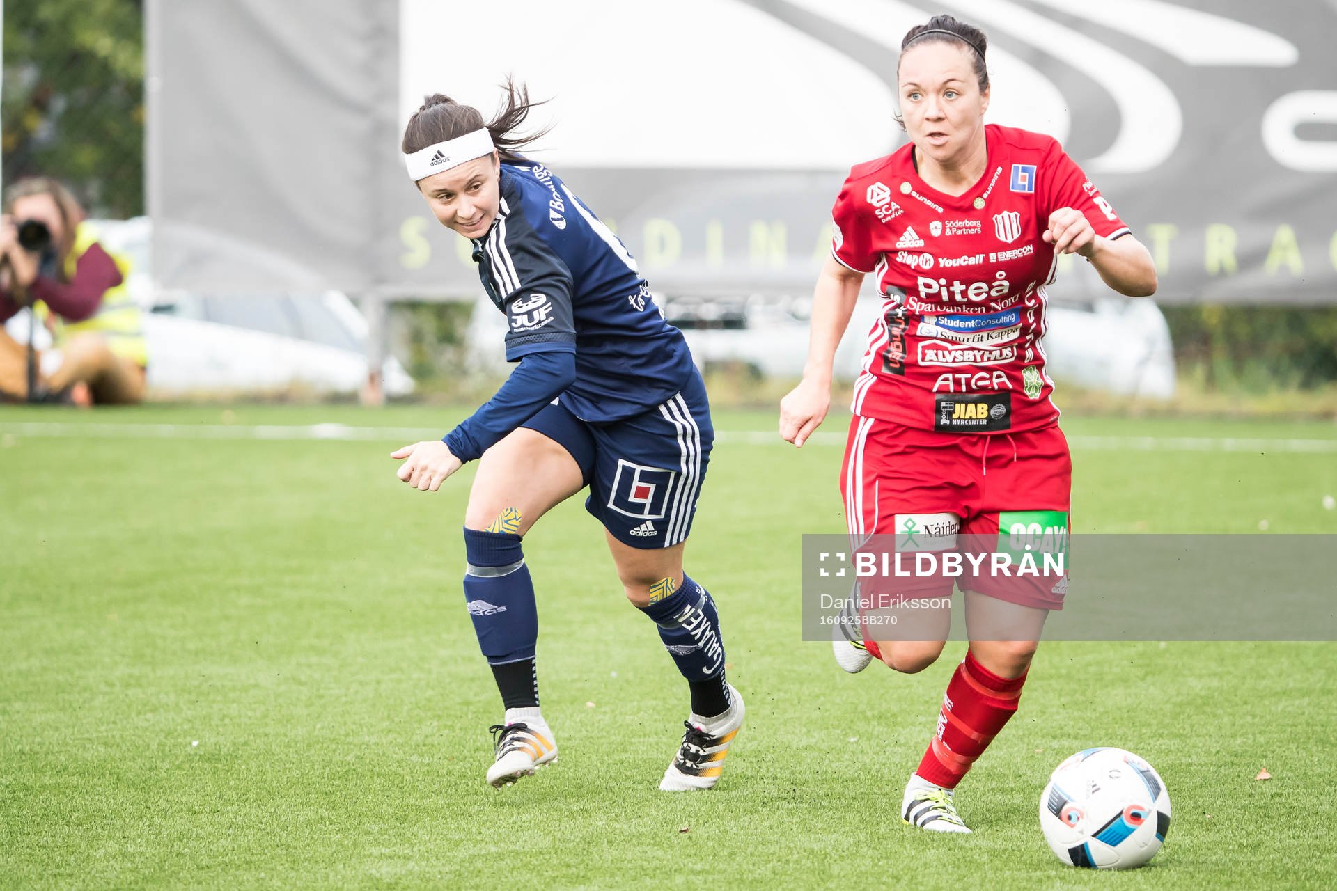 Kamp om bollen Piteås June Pedersen Kvarnsvedens Frida Abrahamsson i fotbollsmatchen i damallsvenskan mellan Kvarnsveden och Piteå den 25 september 2016 i Borlänge.