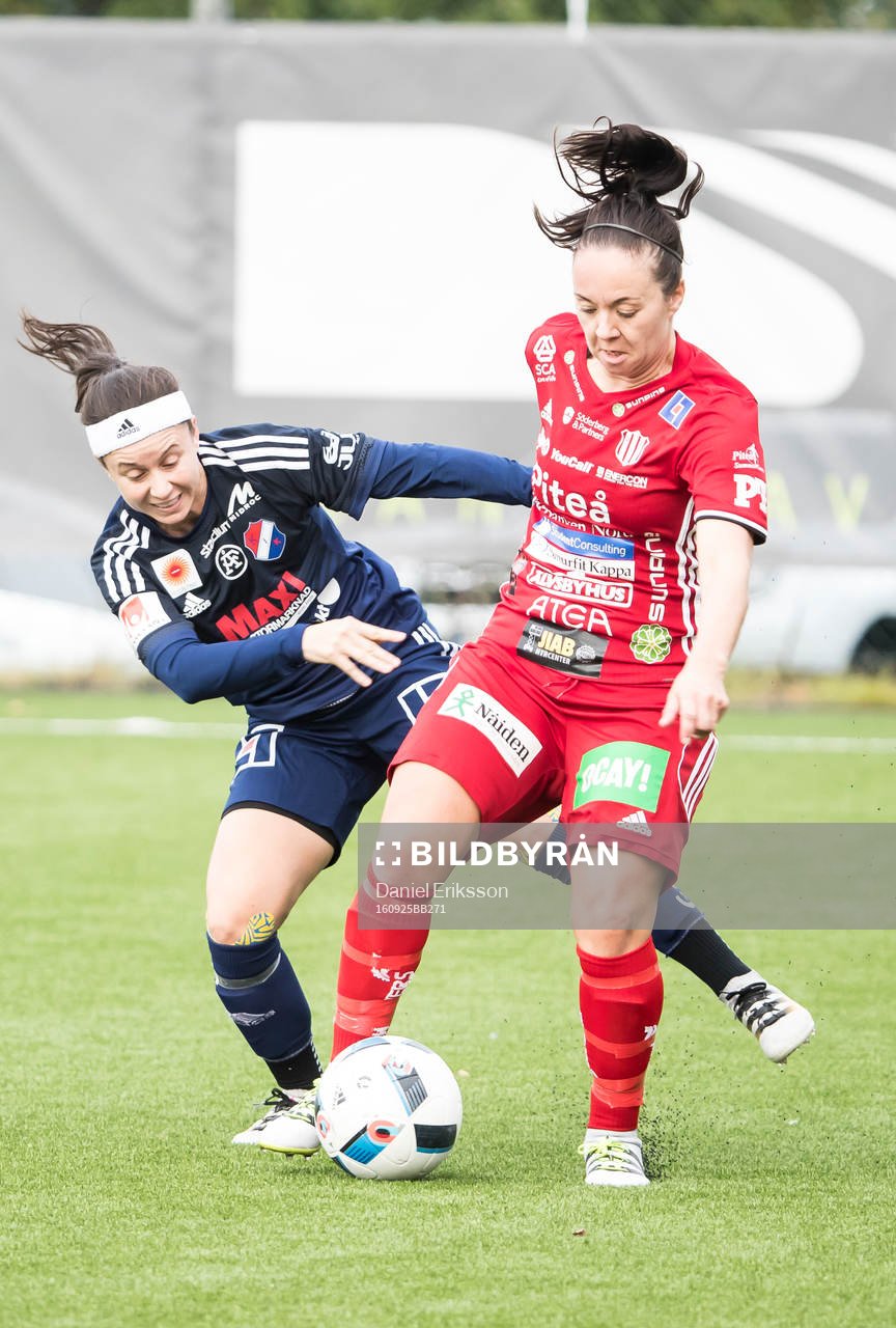 Kamp om bollen Piteås June Pedersen Kvarnsvedens Frida