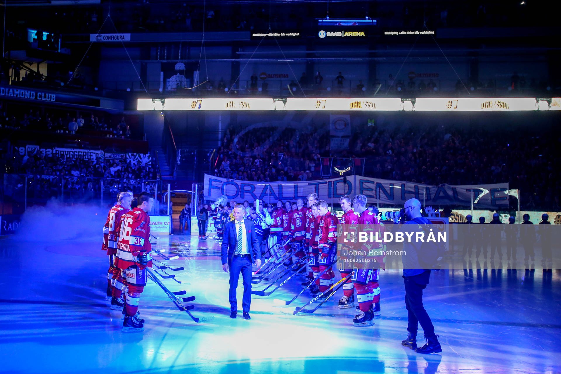Magnus Johansson hyllas innan ishockeymatchen i SHL mellan
