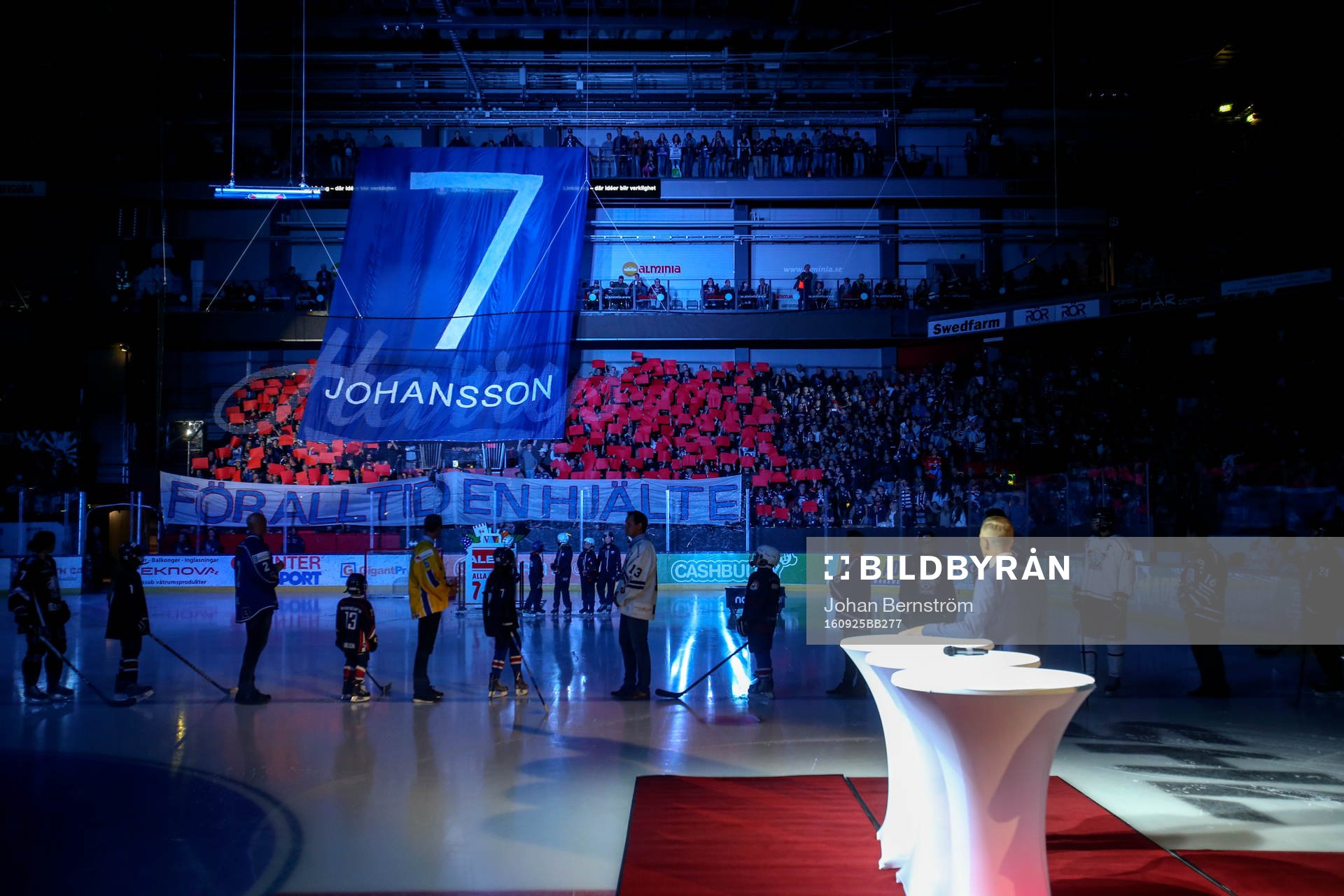 Magnus Johansson hyllas innan ishockeymatchen i SHL mellan