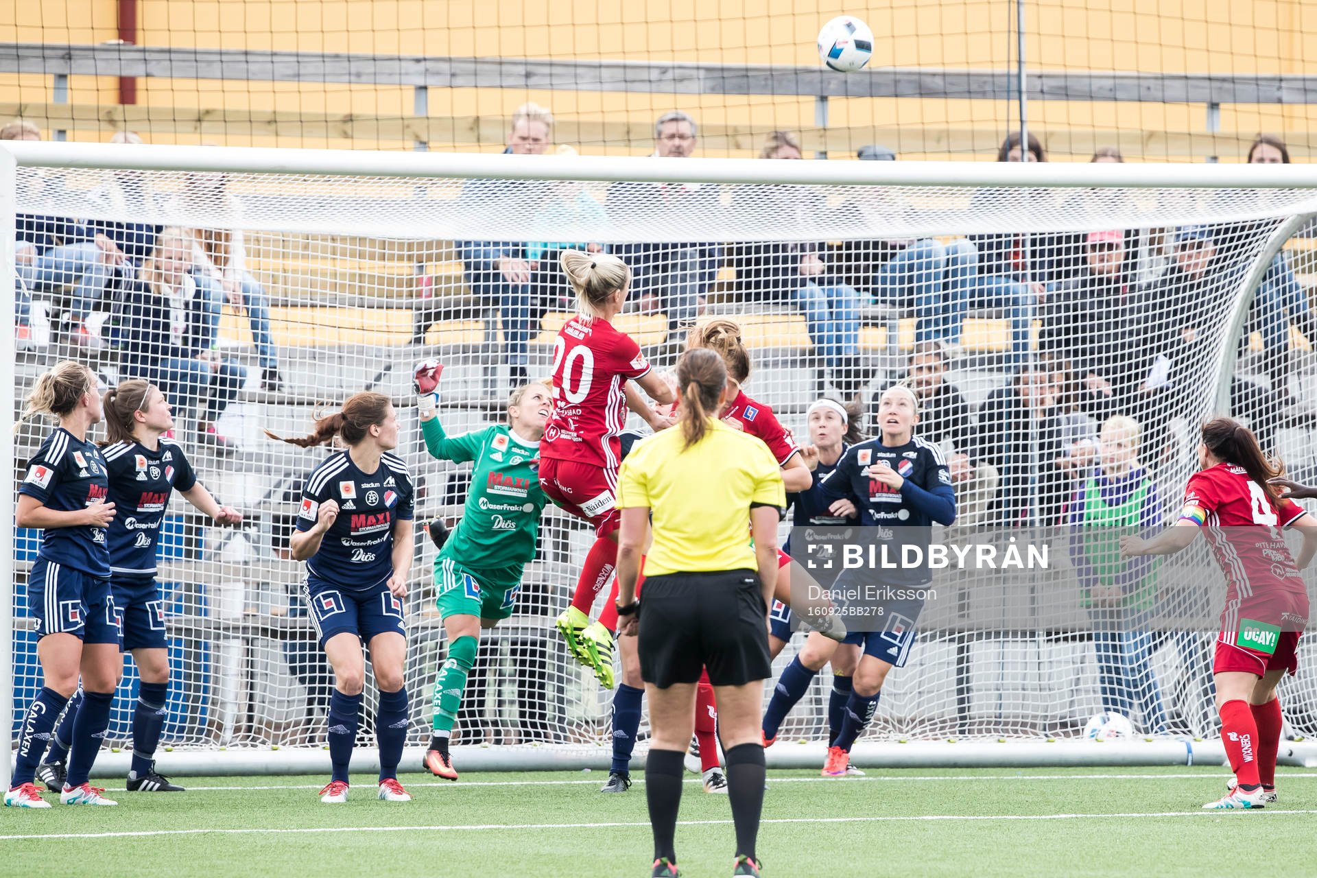 Chans vid Kvarnsvedens mål i fotbollsmatchen i