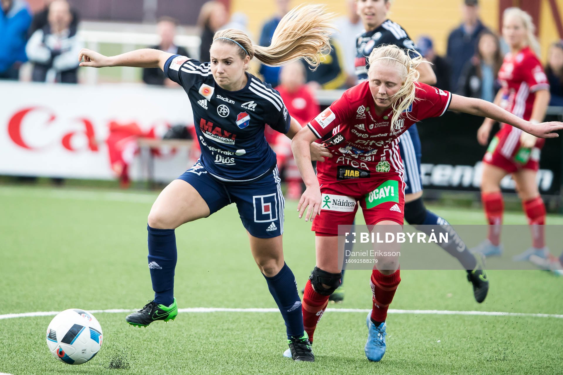 Kvarnsvedens Megan Toohey i kamp om bollen med Piteå