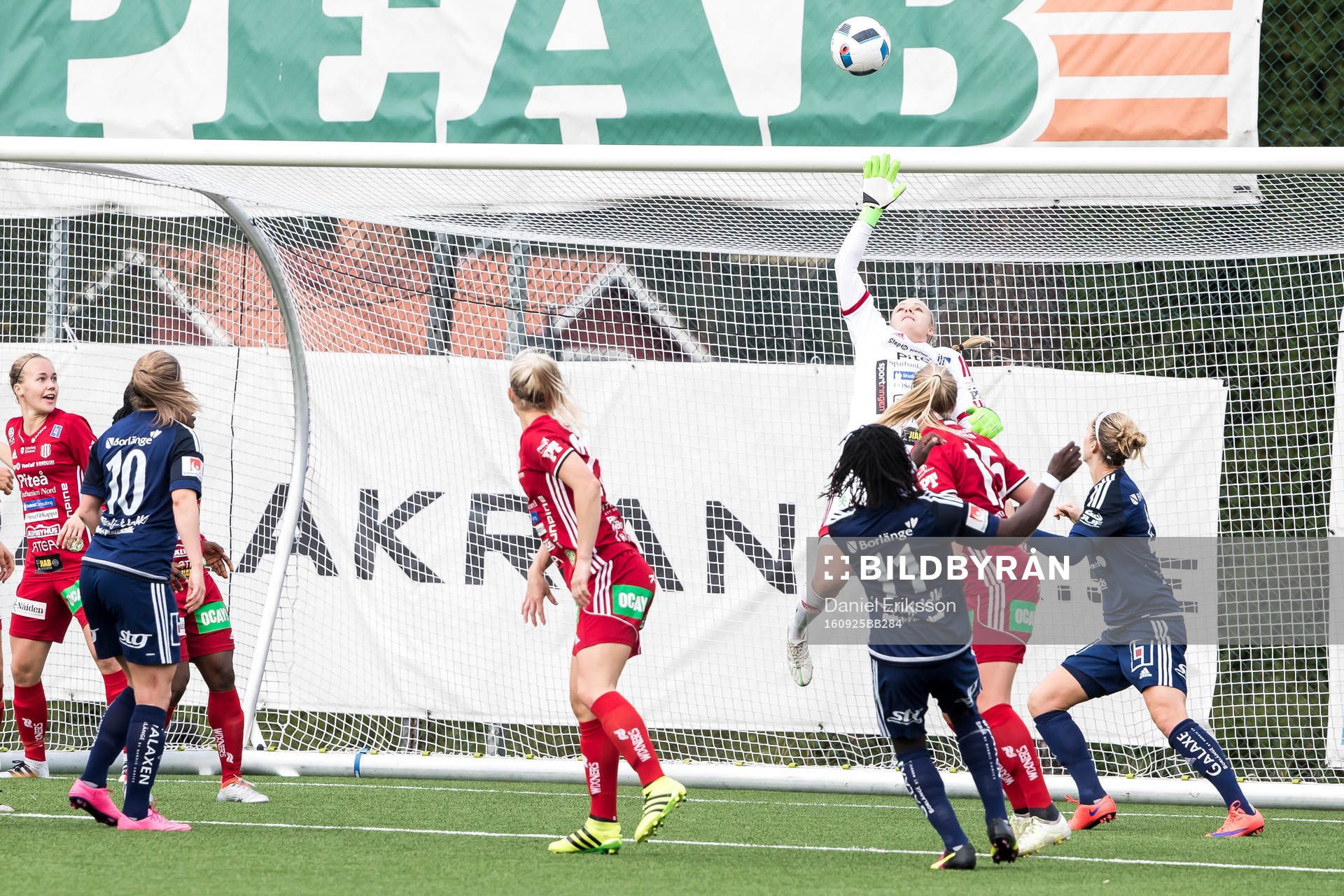 Räddning av Piteås målvakt Hilda Carlén  i