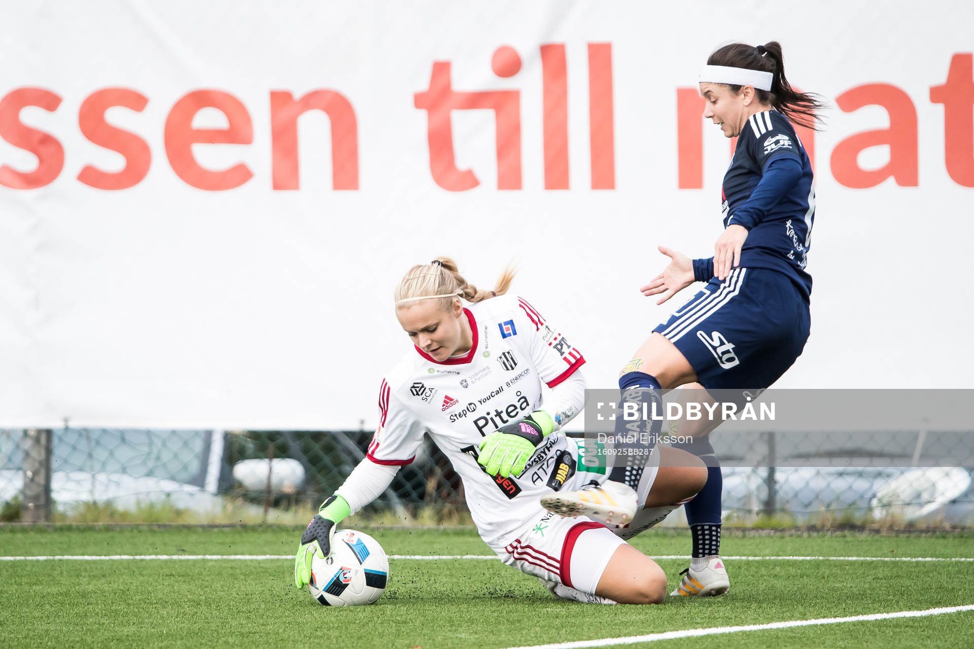Räddning av Piteås målvakt Hilda Carlén Kvarnsvedens