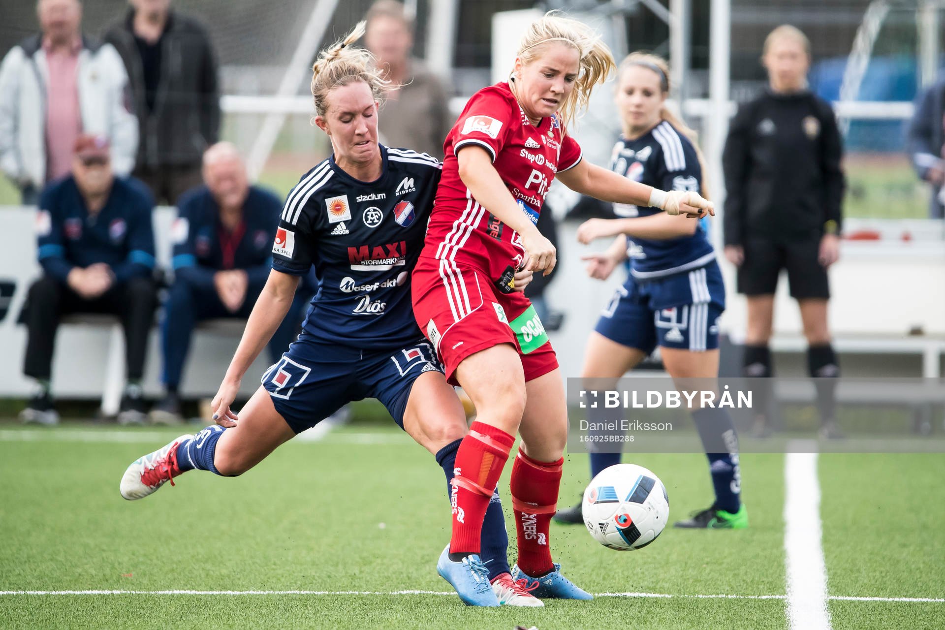 Kamp om bollen i fotbollsmatchen i  damallsvenskan mellan