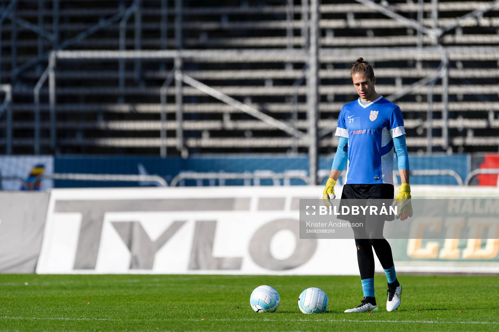 Assyriskas målvakt Adrian Engdahl före fotbollsmatchen i
