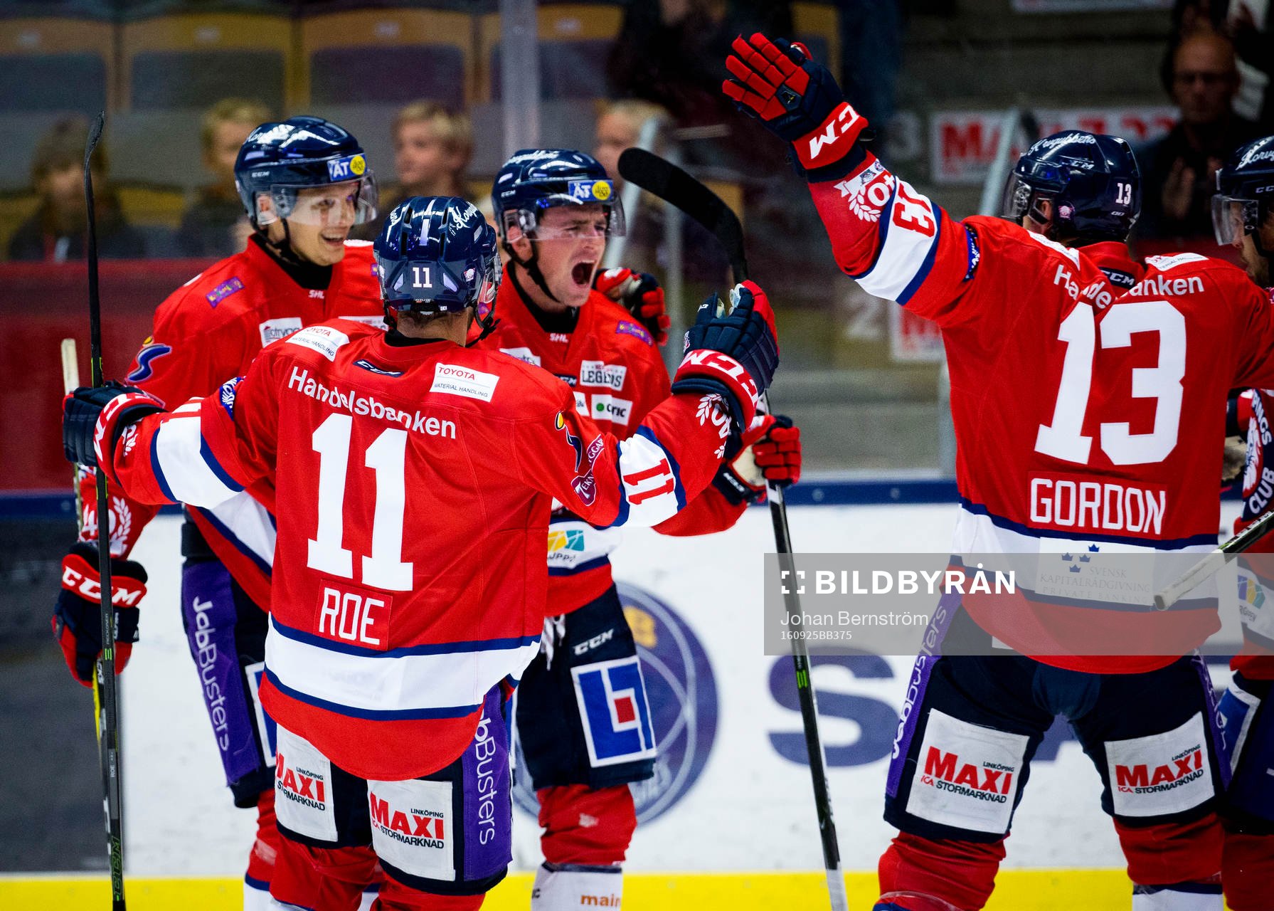 Linköpings Broc Little gör 1-0 och jublar med Garret Roe