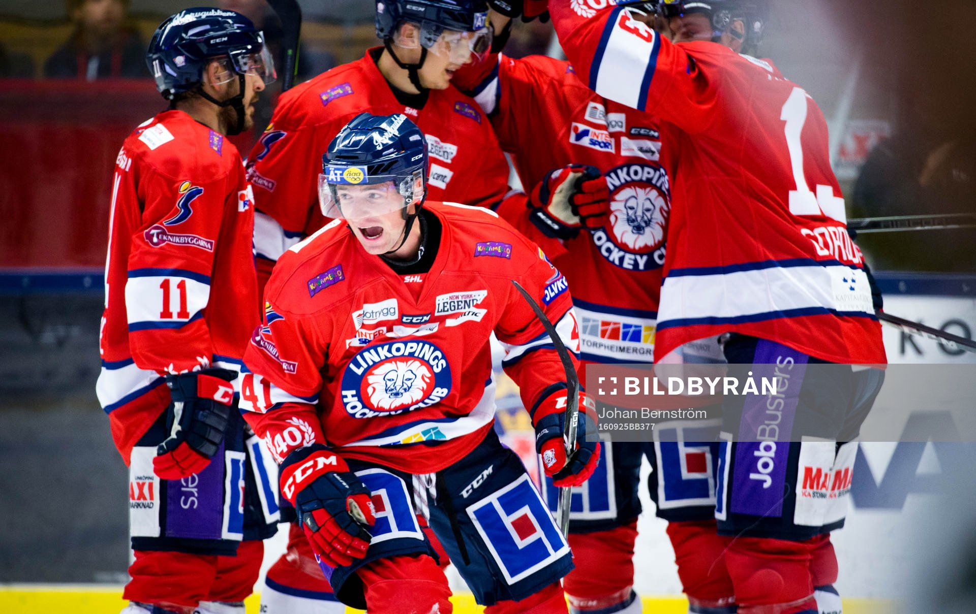 Linköpings Broc Little gör 1-0 och jublar med Garret Roe