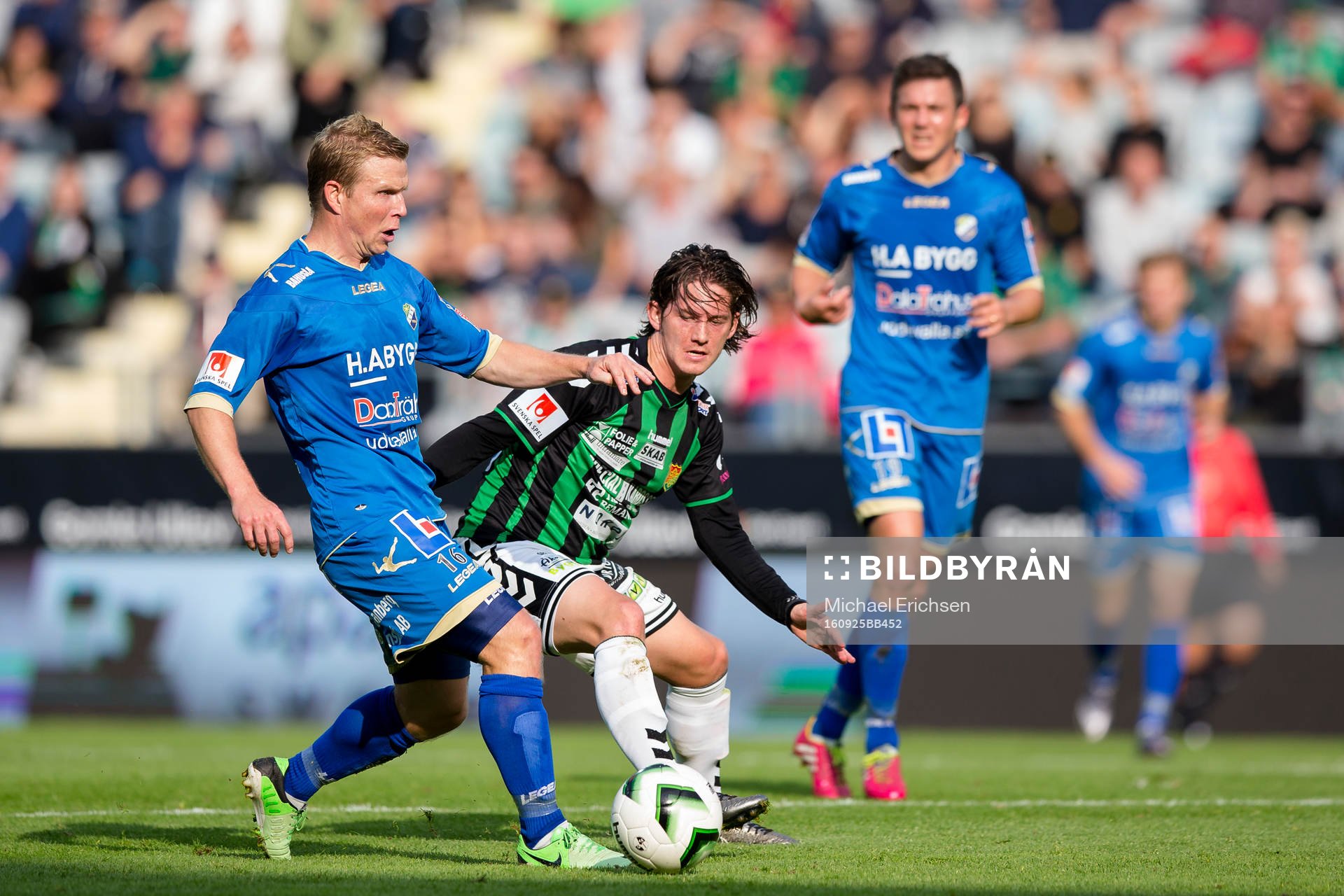 Ljungskiles David Frölund före GAIS Robin Book på bollen