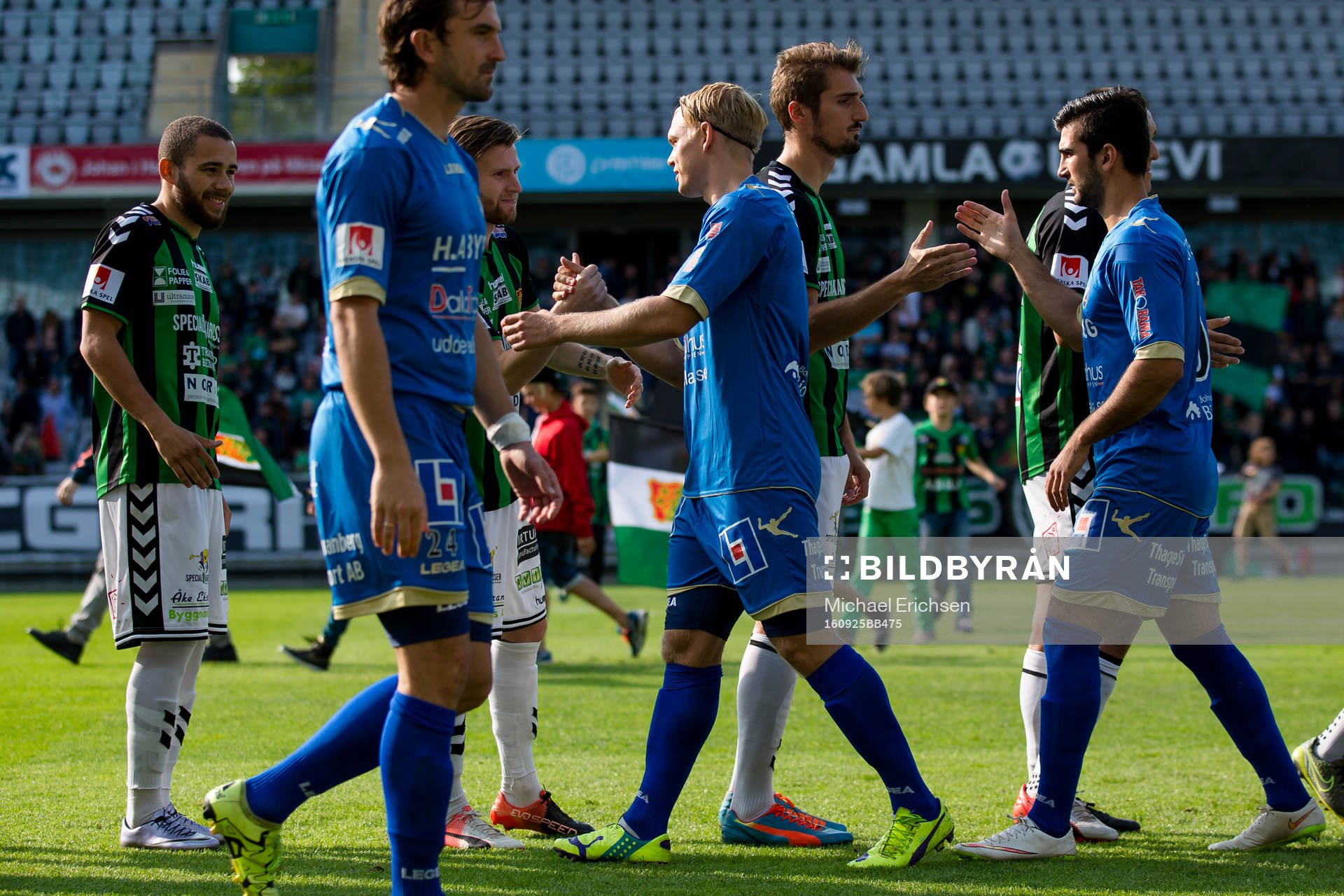 Ljungskiles Linus Tornblad hälsar på GAIS Johan Lundgren