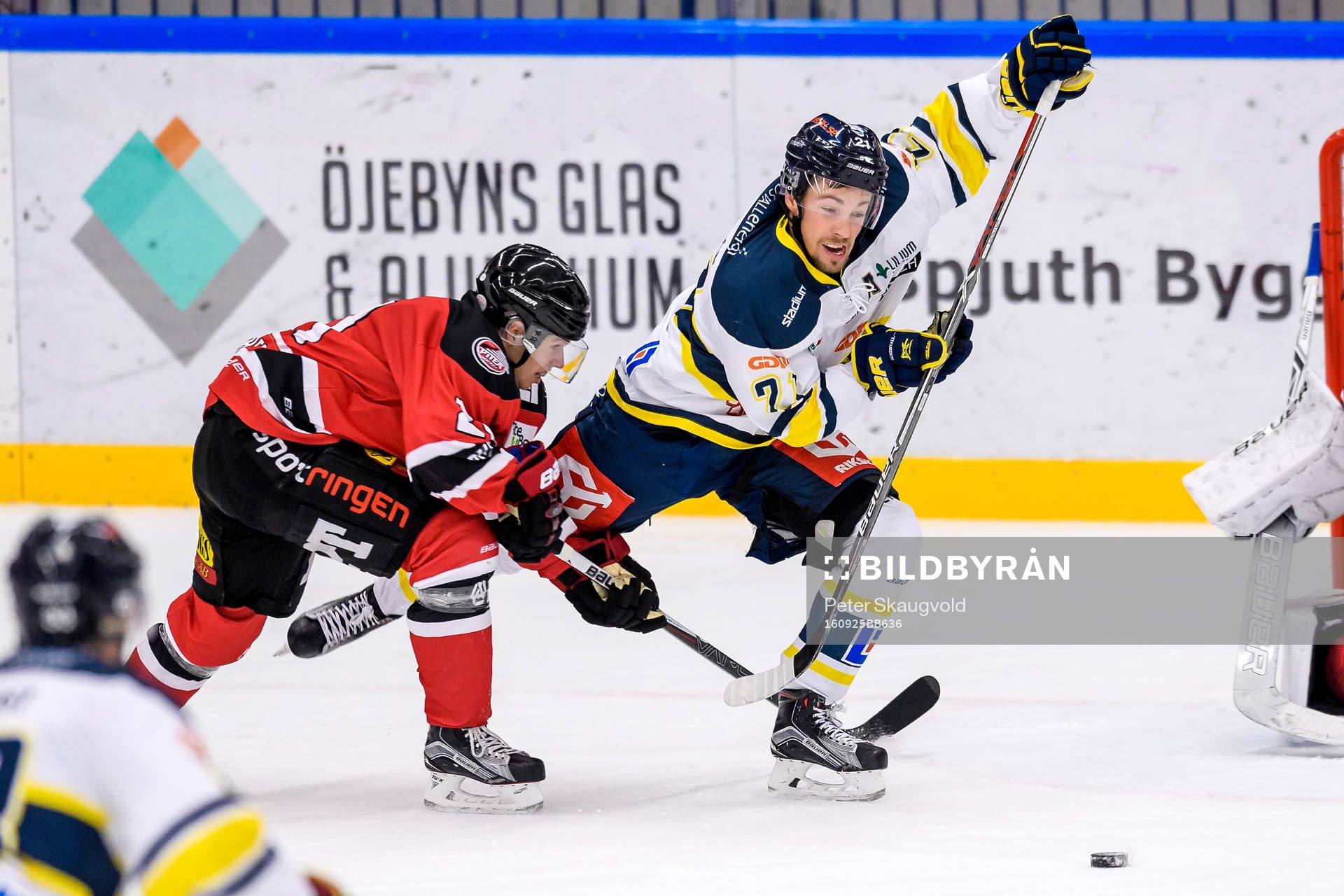 Piteås Alexander Forsberg försöker stoppa Sundsvalls