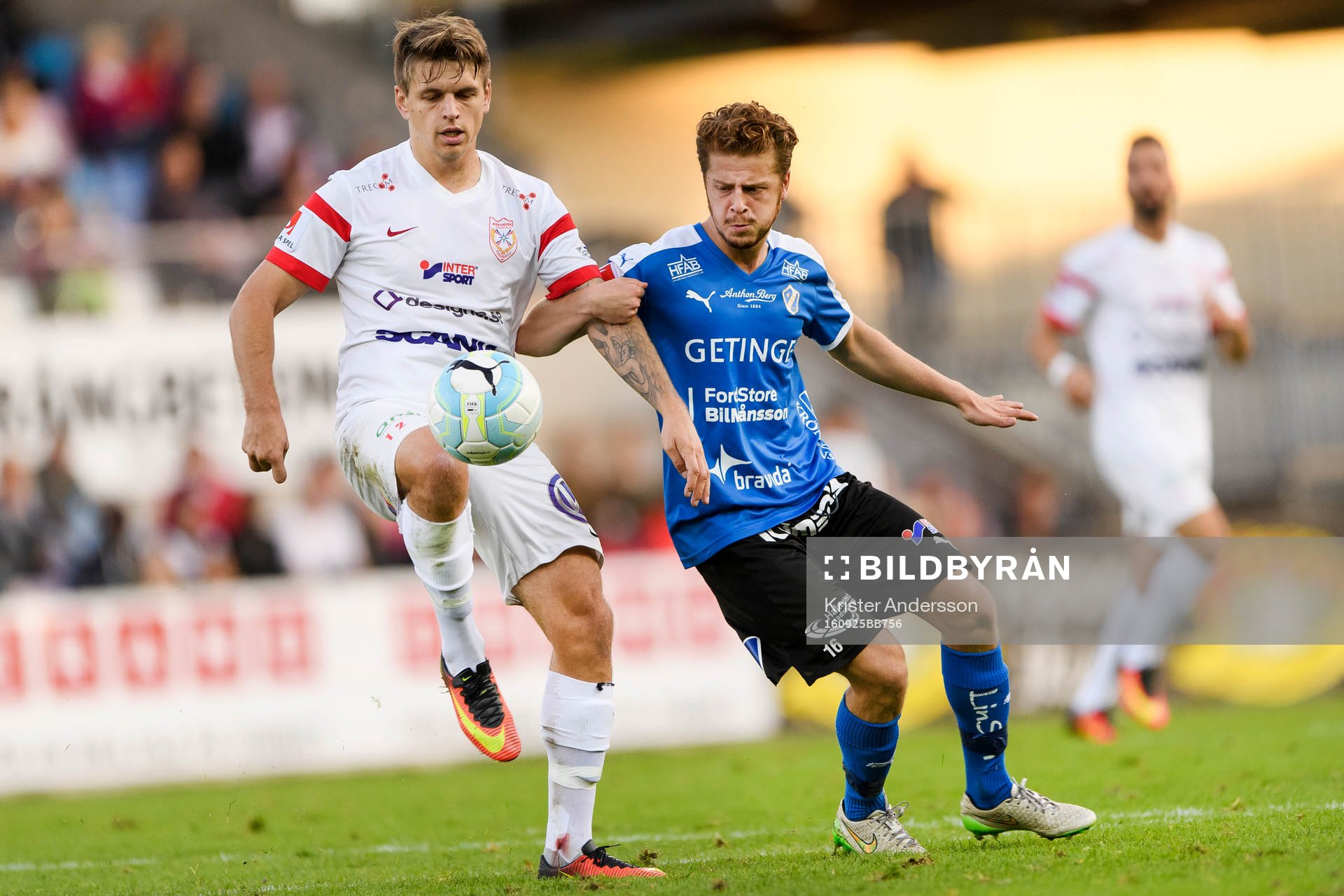 Assyriskas Fredrik Holster och Halmstads Rebin Asaad