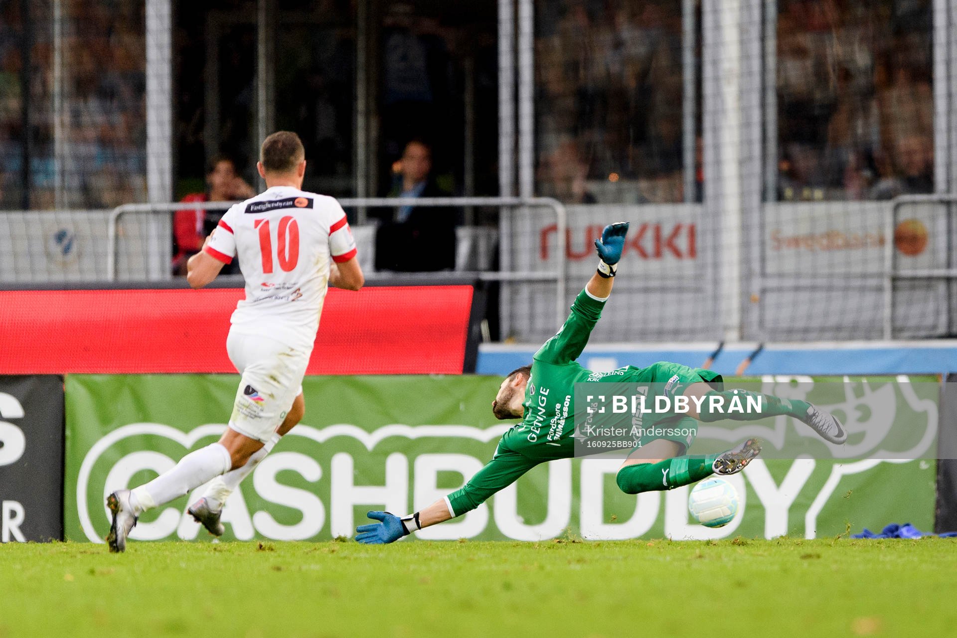 Assyriskas Mattias Genc gör 1-2 under fotbollsmatchen i Superettan mellan Halmstad och Assyriska den 25 september 2016 i Halmstad.