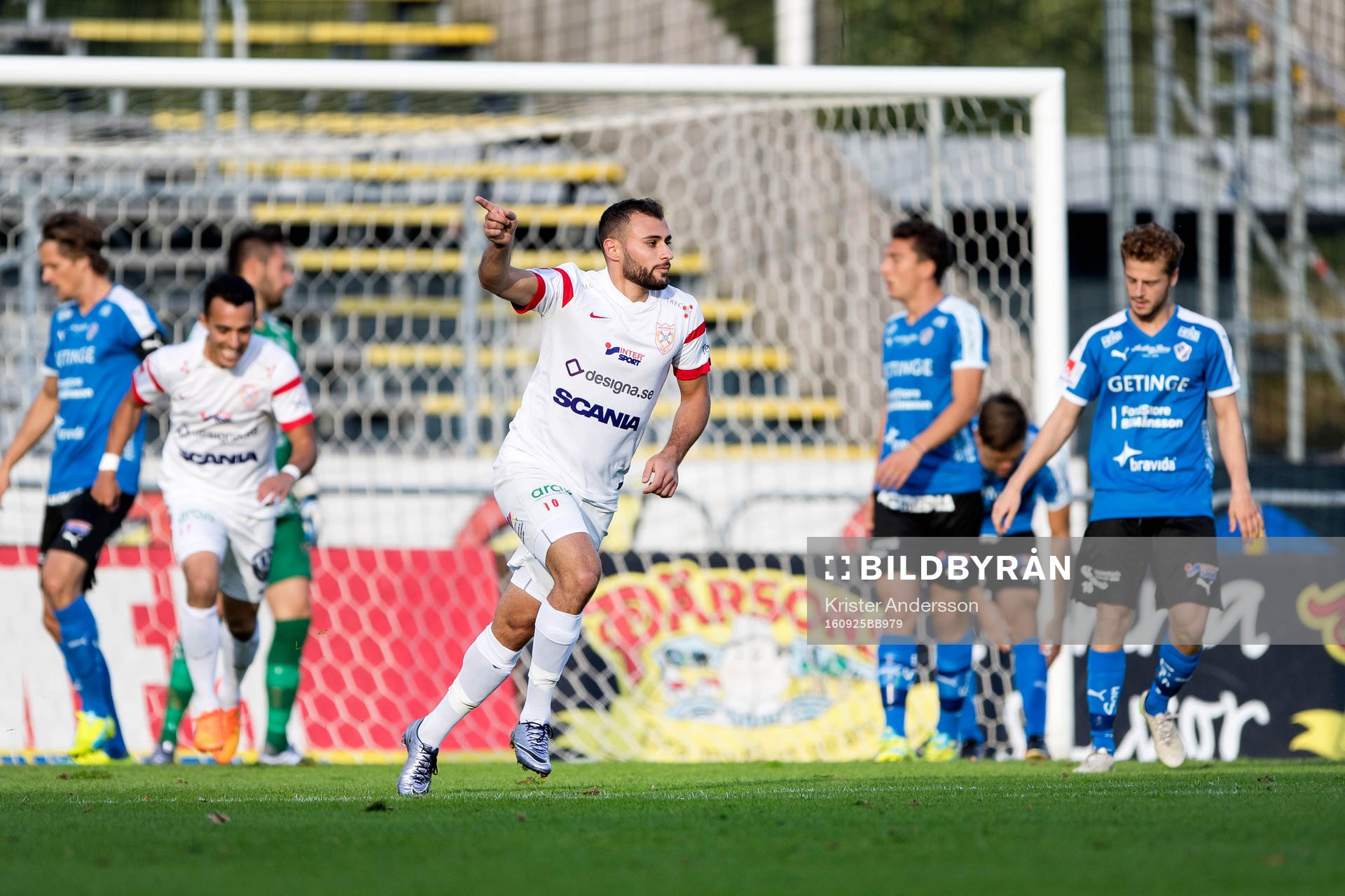 Assyriskas Mattias Genc jublar efter 0-1 under fotbollsmatchen i Superettan mellan Halmstad och Assyriska den 25 september 2016 i Halmstad.