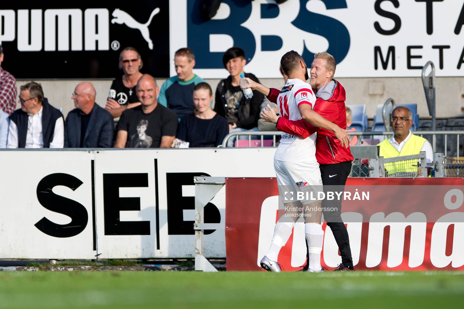 Assyriskas Mattias Genc har gjort 0-1 och omfamnar tränare Fredrik Samuelsson under fotbollsmatchen i Superettan mellan Halmstad och Assyriska den 25 september 2016 i Halmstad.