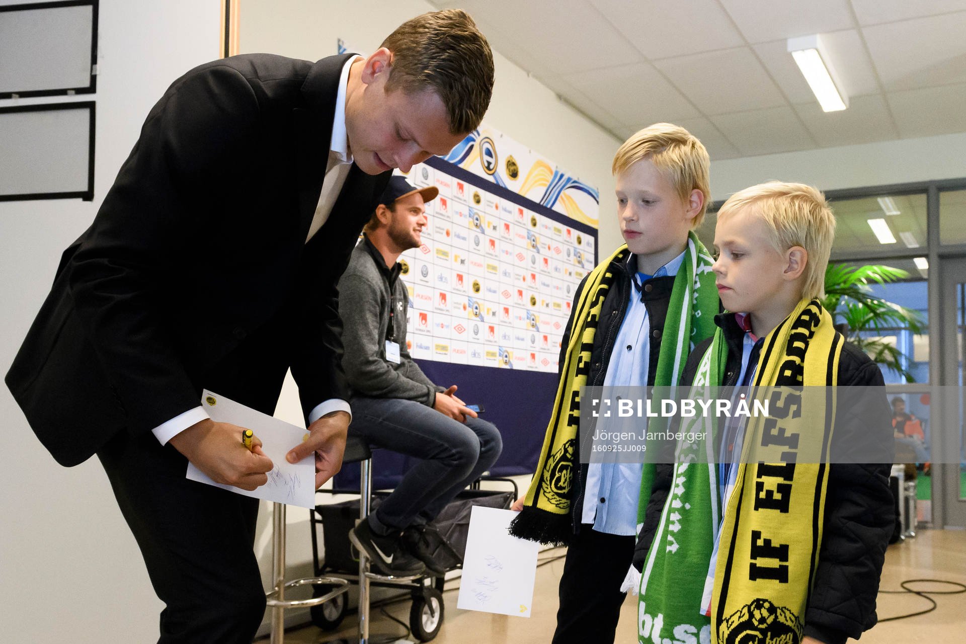 Elfsborgs Viktor Claesson skriver autografer till unga