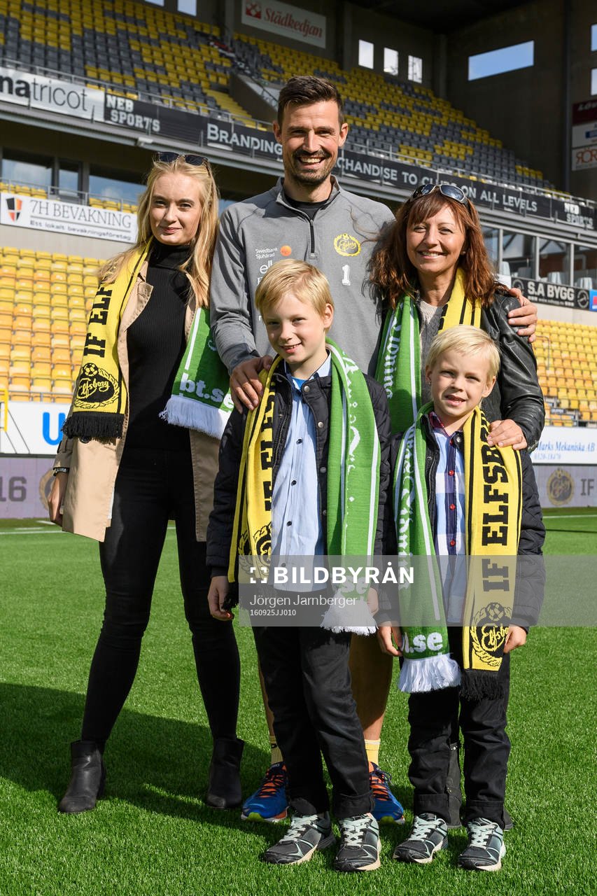 Elfsborgs målvakt Kevin Stuhr Ellegaard poserar med