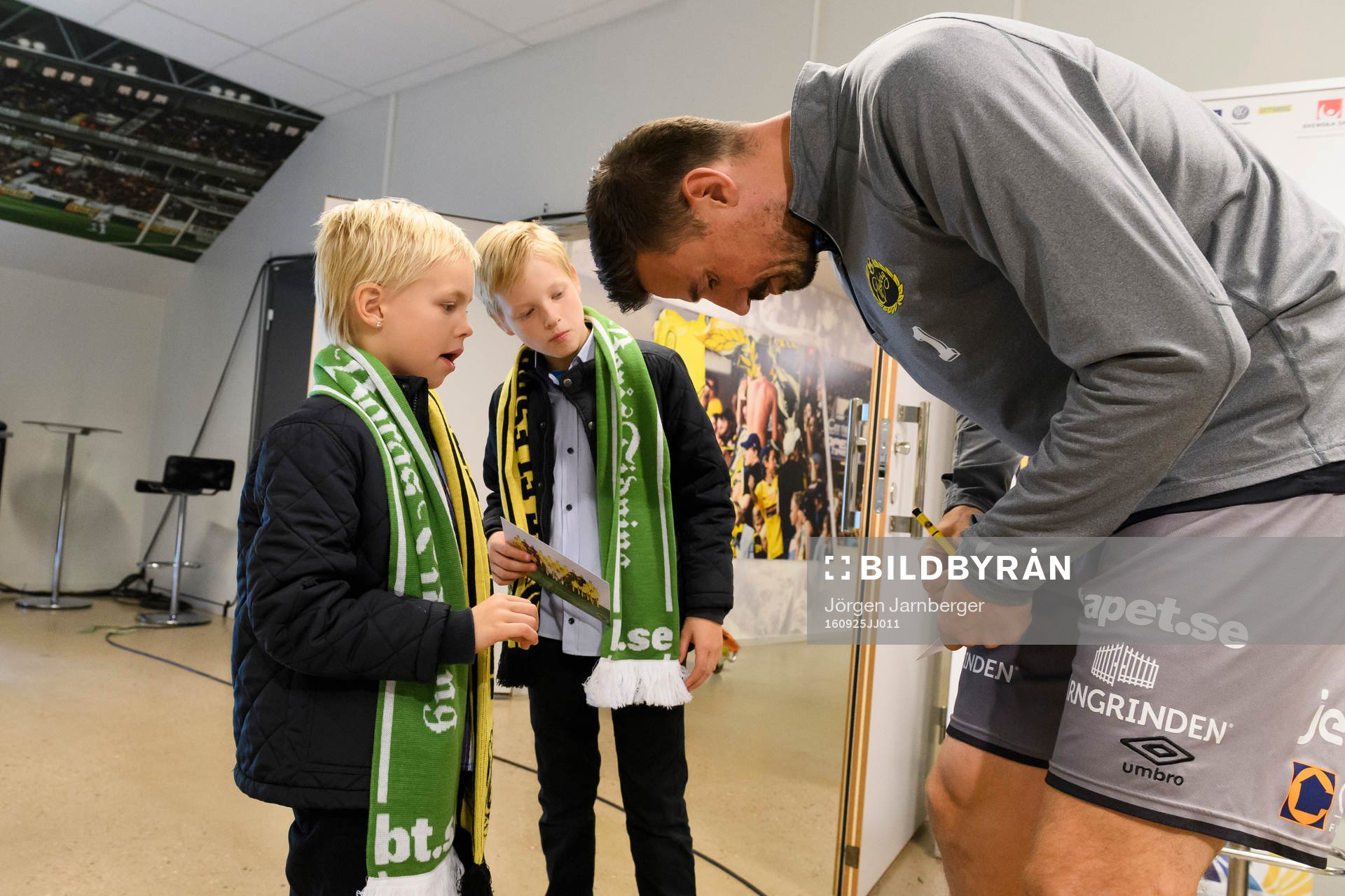 Elfsborgs målvakt Kevin Stuhr Ellegaard skriver autografer