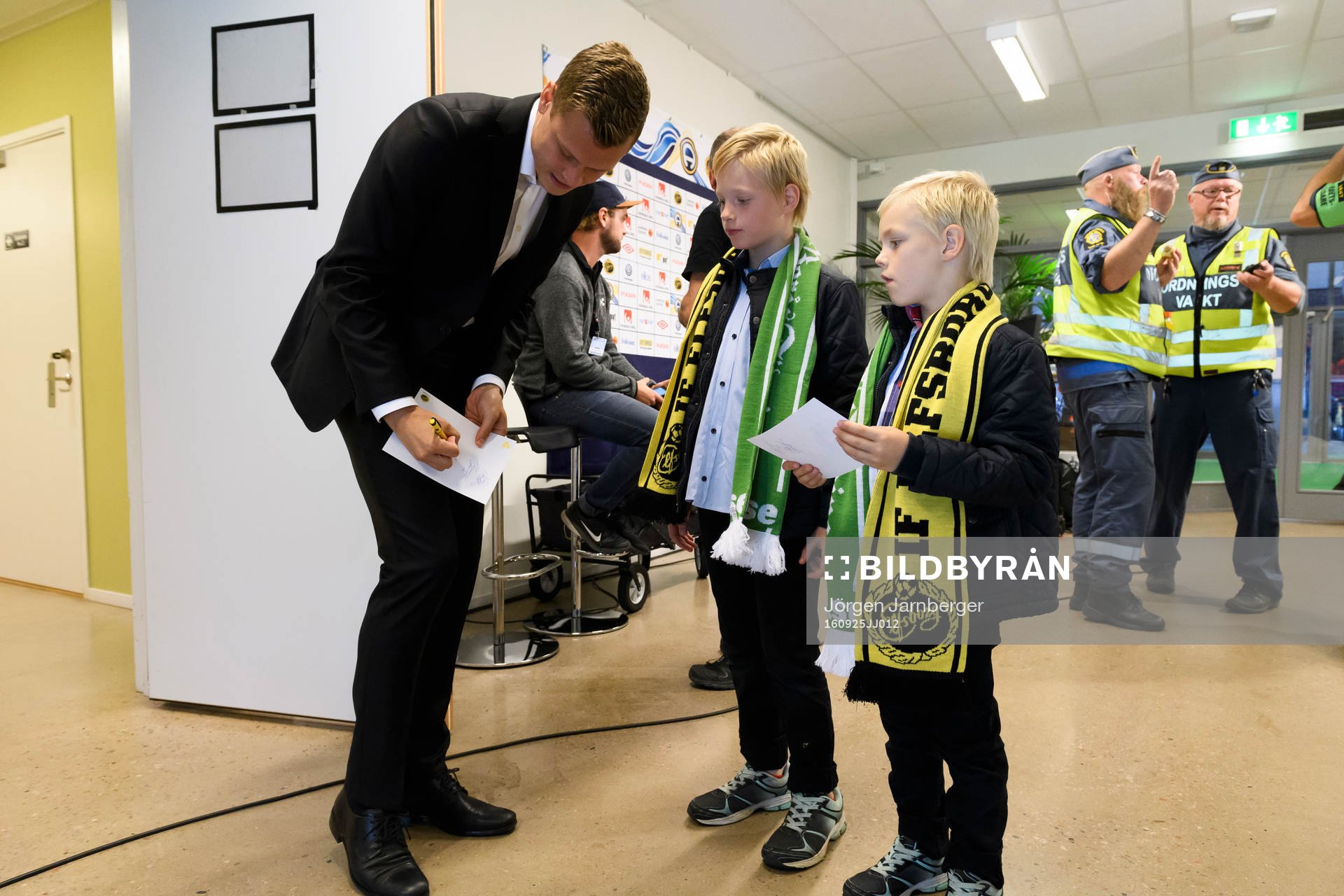 Elfsborgs Viktor Claesson skriver autografer till unga