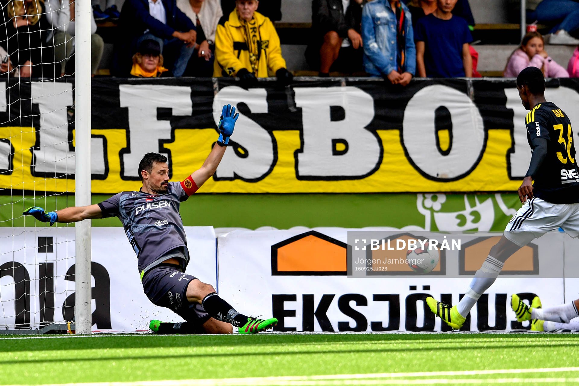 Elfsborgs målvakt Kevin Stuhr Ellegaard med en benparad