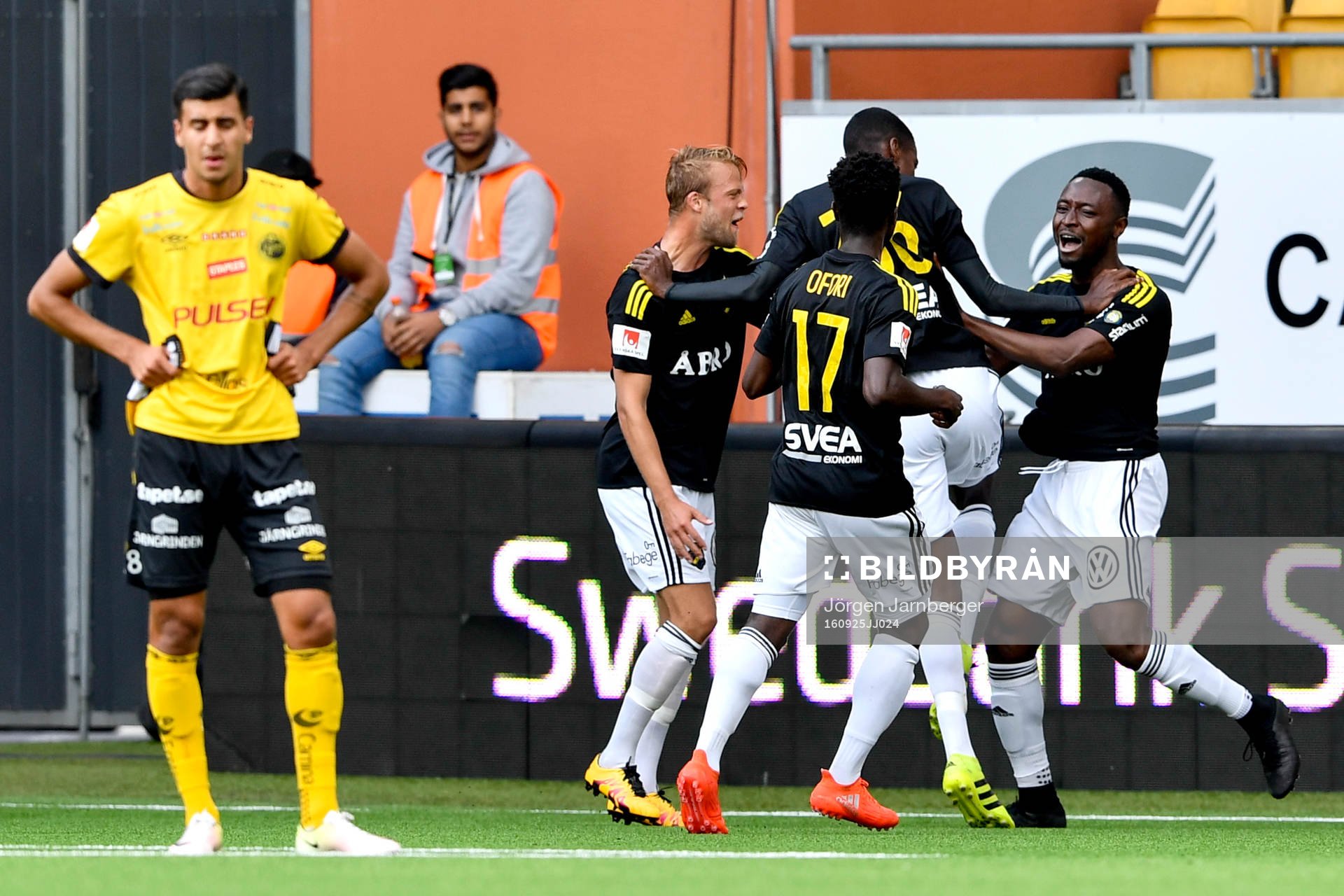 AIK:s Chinedu Ogbuke Obasi jublar med lagkamrater efter 0-1 under fotbollsmatchen i Allsvenskan mellan Elfsborg och AIK den 25 september 2016 i BORÅS.