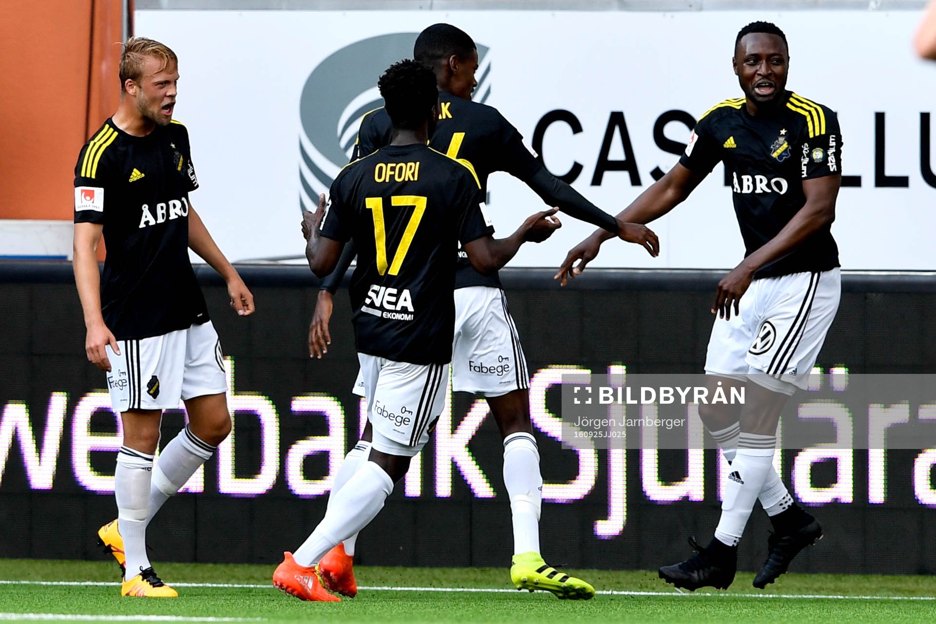 AIK:s Chinedu Ogbuke Obasi jublar efter 0-1 under fotbollsmatchen i Allsvenskan mellan Elfsborg och AIK den 25 september 2016 i BORÅS.