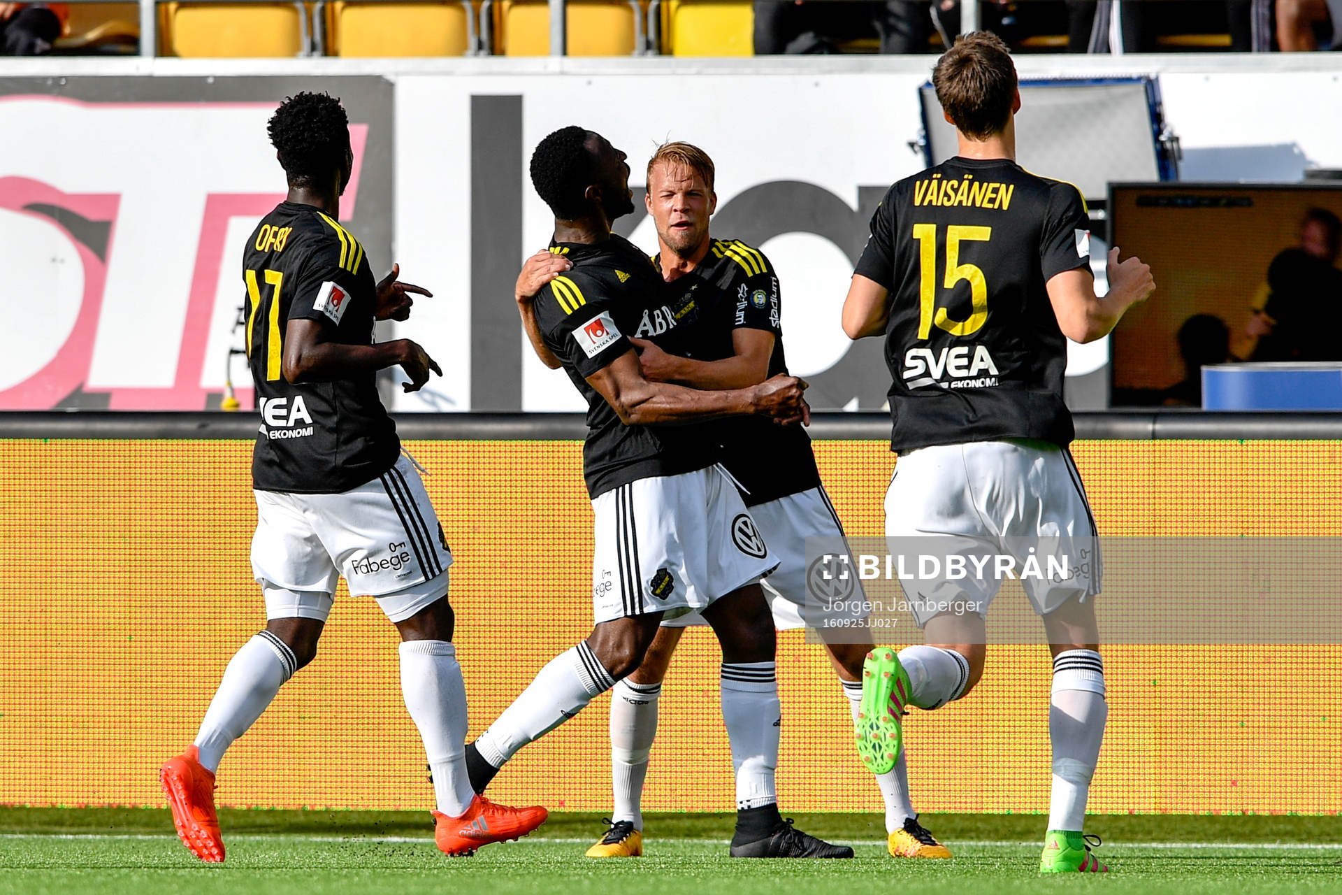 s Chinedu Ogbuke Obasi jublar med lagkamrater