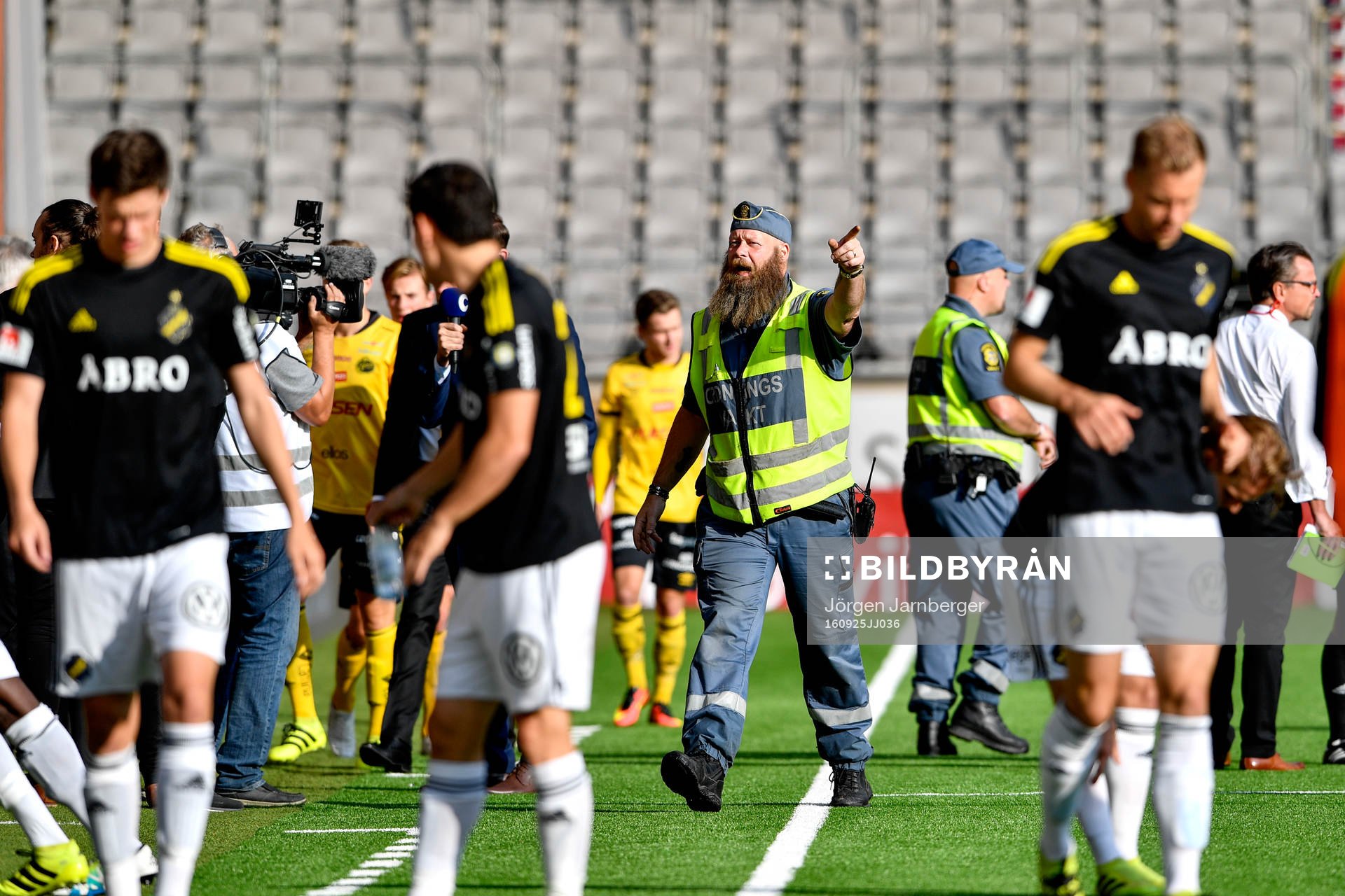 Matchen avbryts och en ordningsvakt ber spelarna lämna