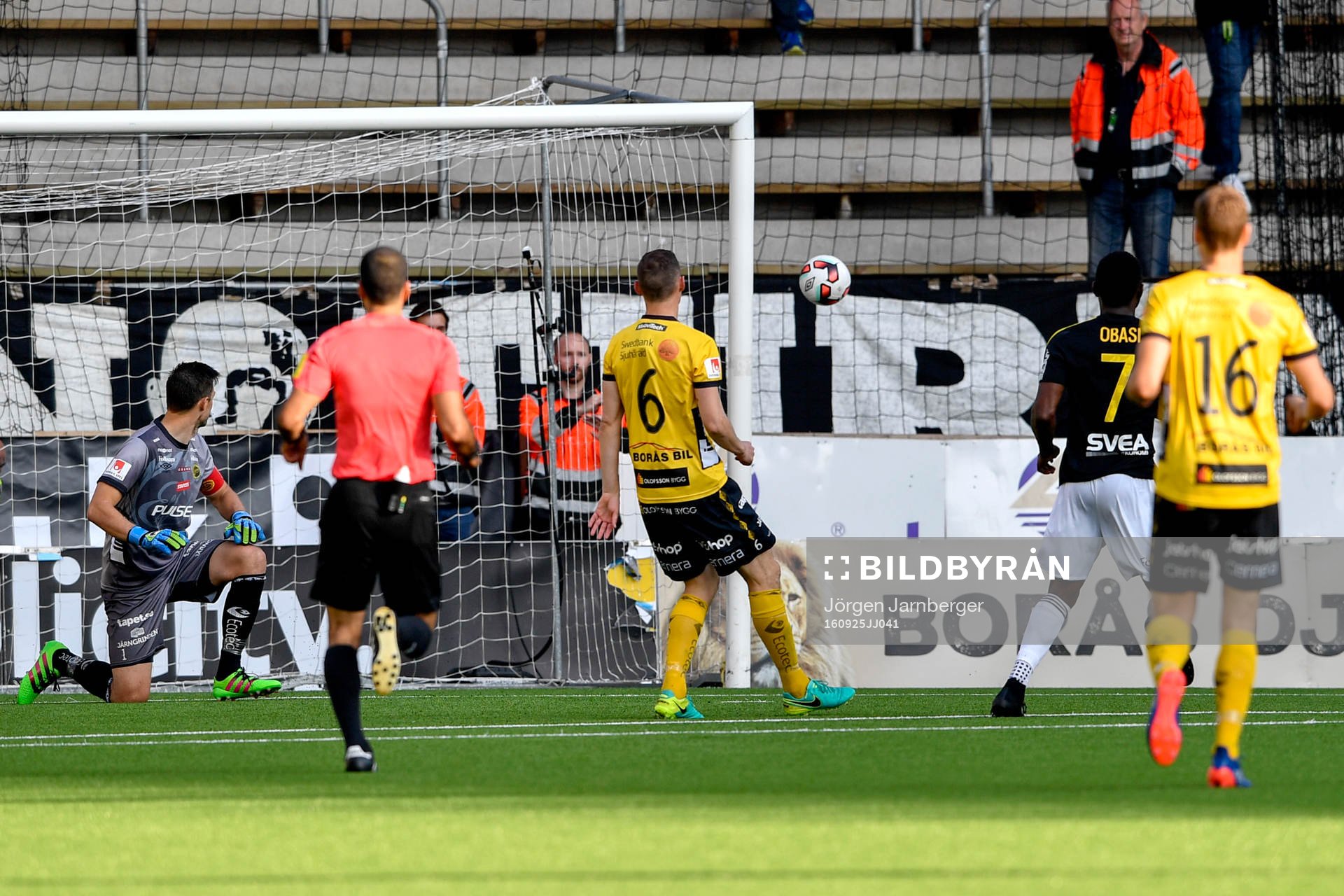 s Chinedu Ogbuke Obasi skjuter strax utanför stolpen hos