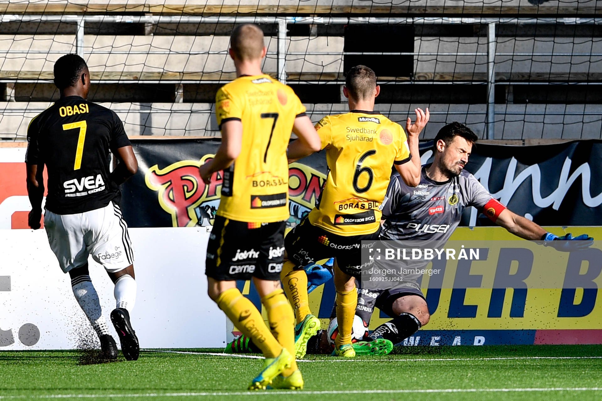 s Chinedu Ogbuke Obasi har en målchans som Elfsborgs