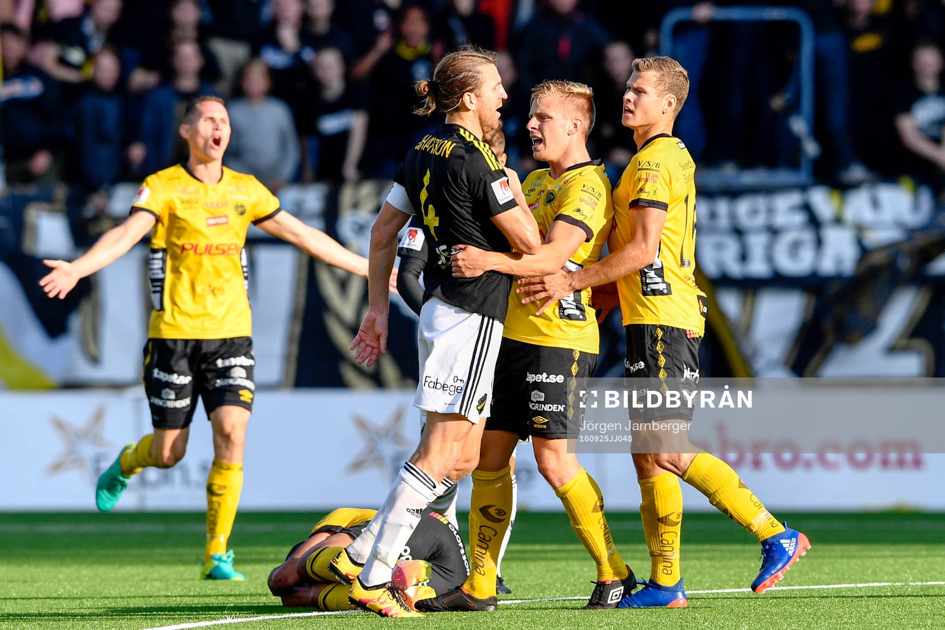 s Nils-Eric Johansson bråkar med Elfsborgs Per Frick