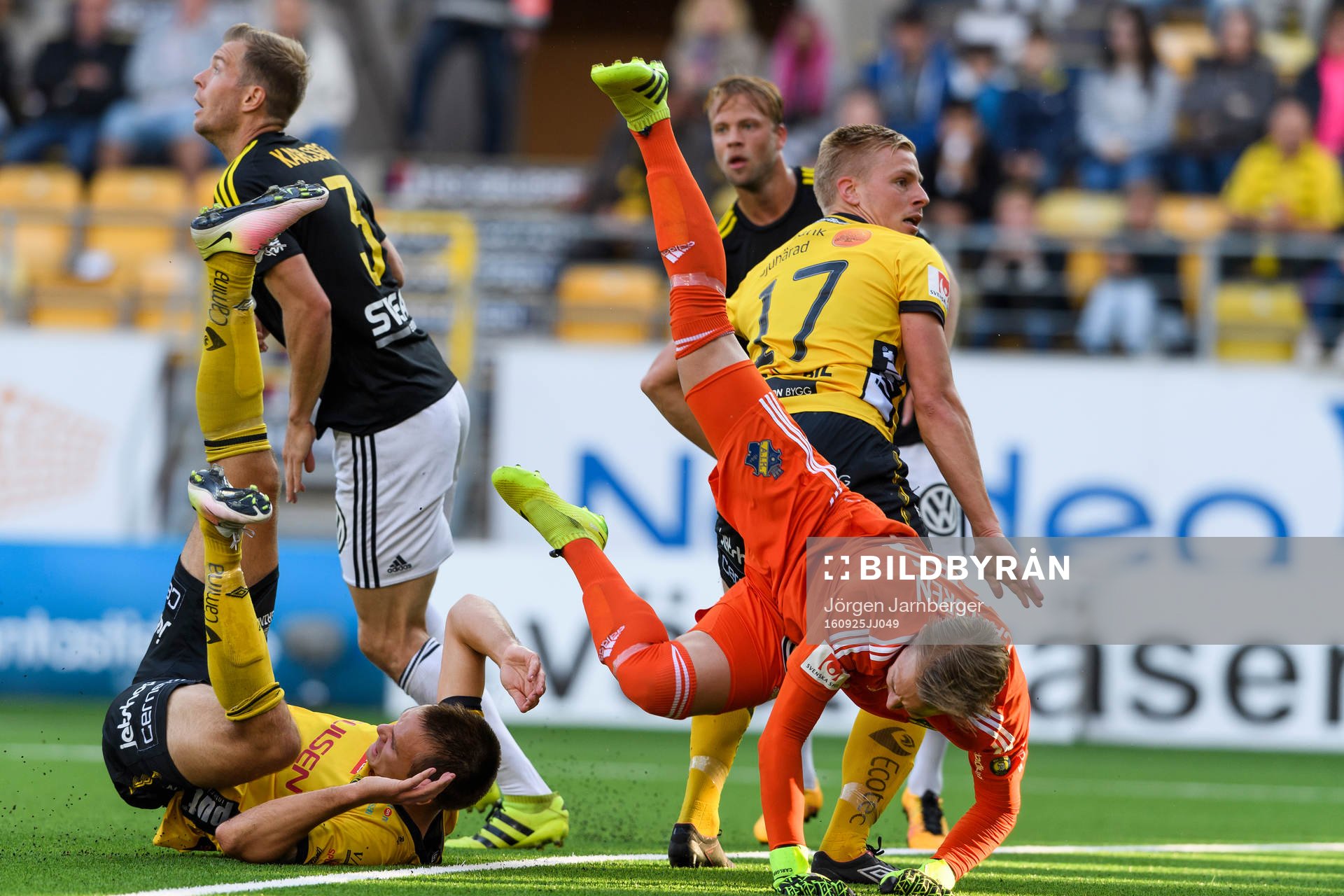 s målvakt Patrik Carlgren faller
