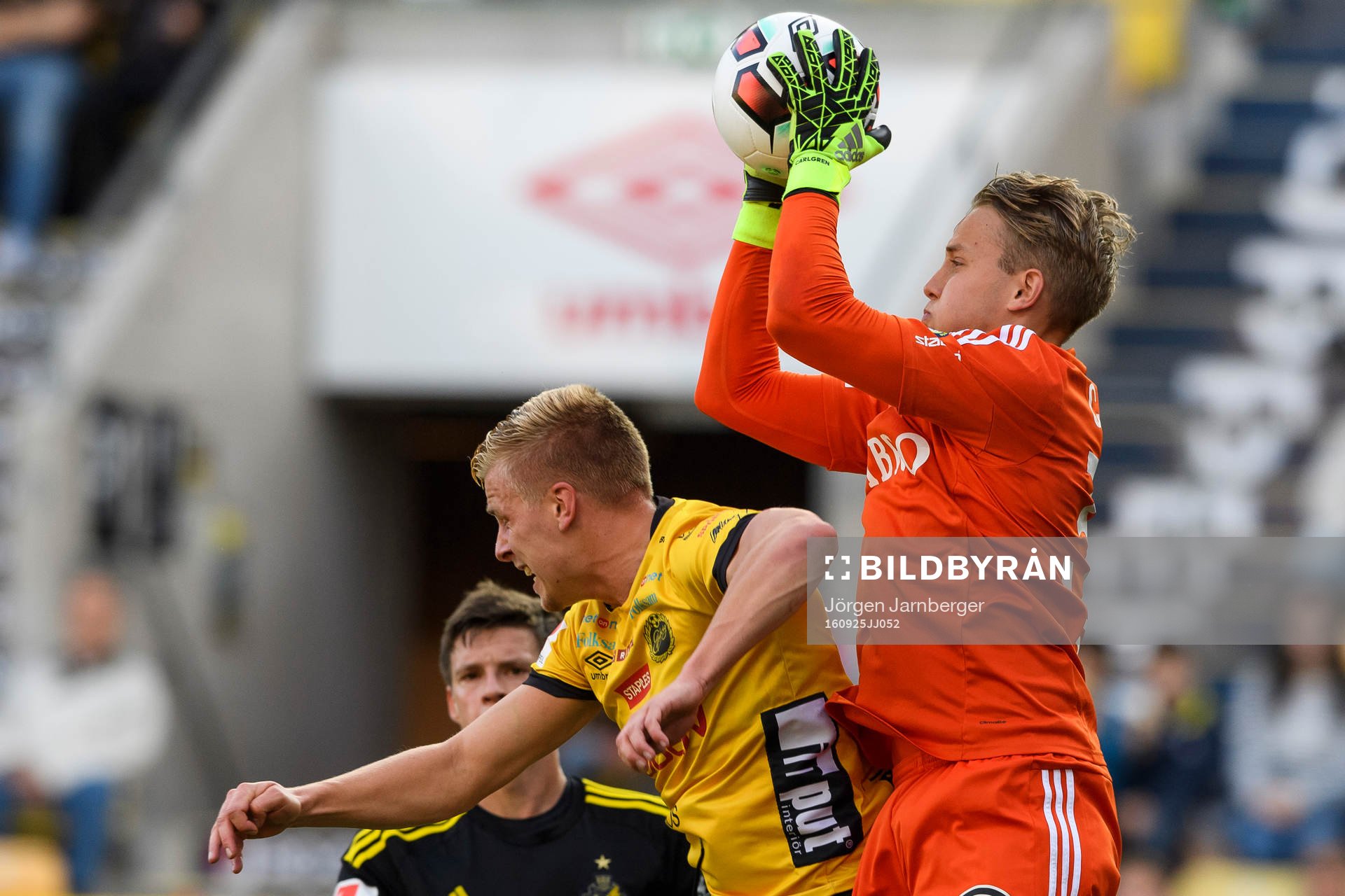 s målvakt Patrik Carlgren tar ner bollen