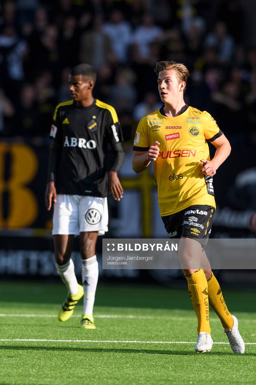 s Alexander Isak i bakgrunden