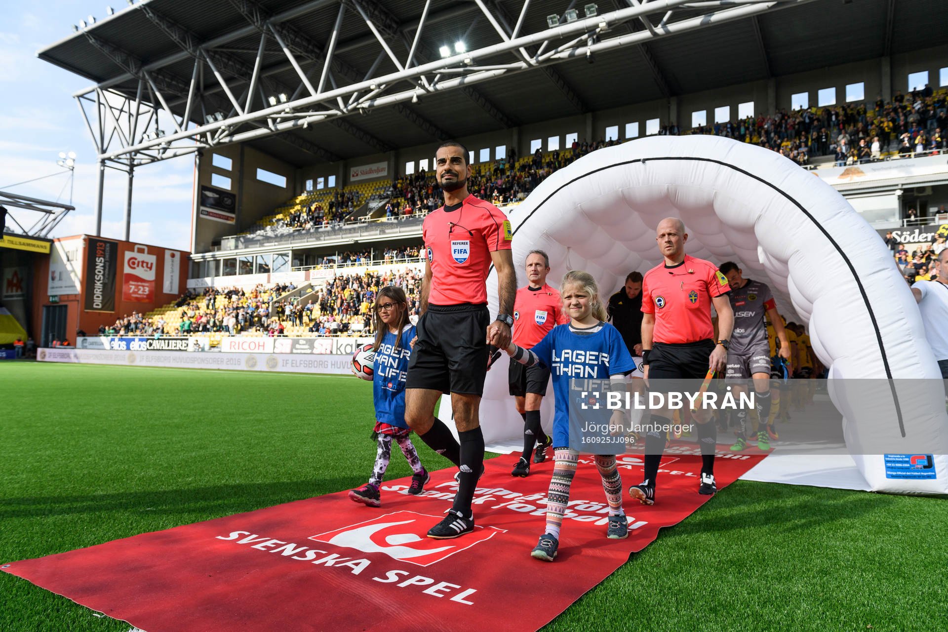 domare Mohammed Al-Hakim kommer ut till match